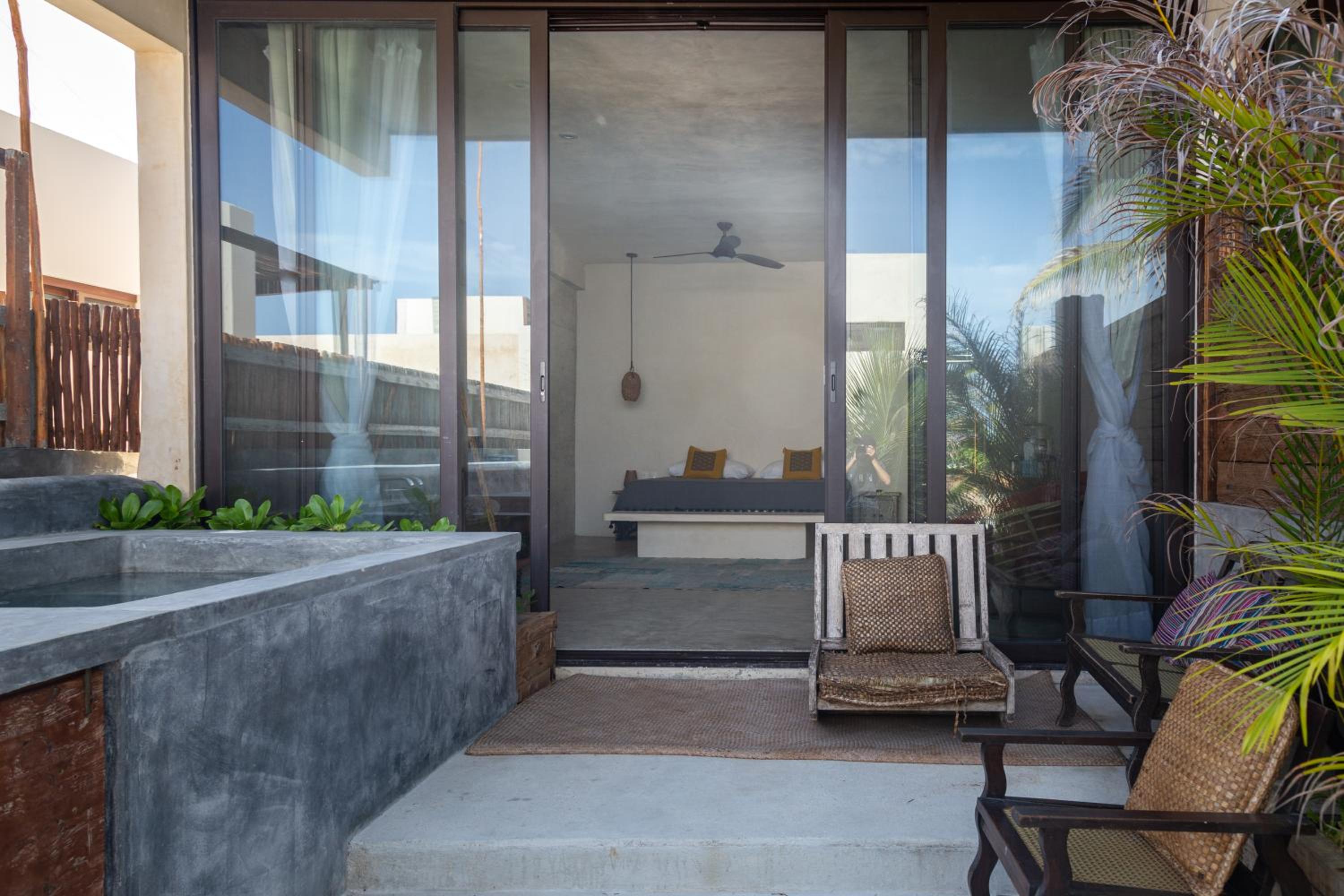 Deluxe Ocean View king size bed with plunge pool and terrace - Photo 15