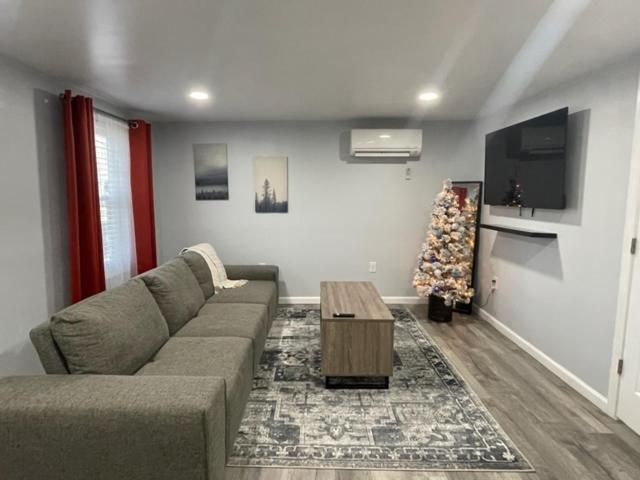 Deluxe Queen Suite - Photo 6