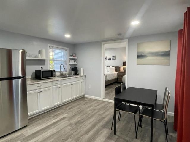 Deluxe Queen Suite - Photo 7