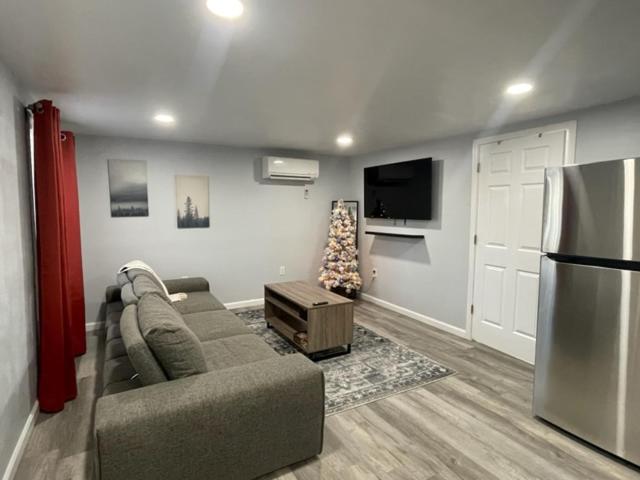Deluxe Queen Suite - Photo 8