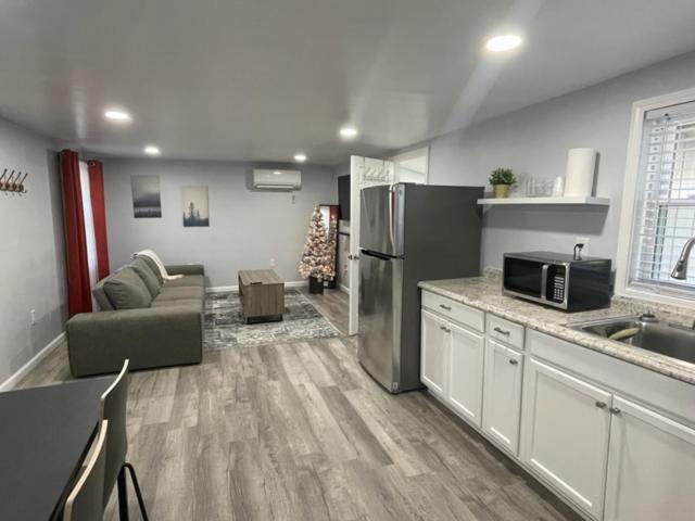 Deluxe Queen Suite - Photo 3