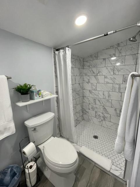 Deluxe Queen Suite - Photo 11
