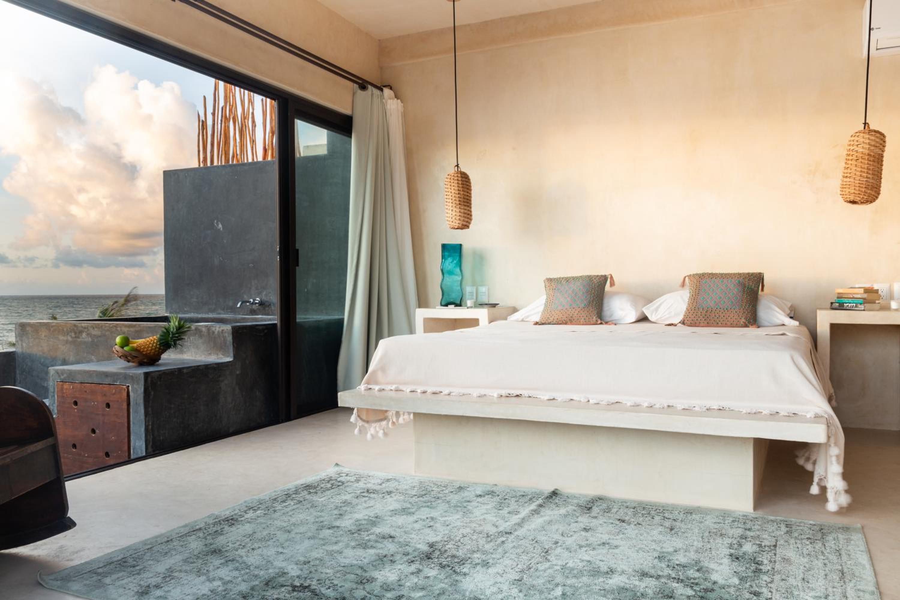 Master Deluxe Oceanfront king size bed with plunge pool and terrace - Photo 1