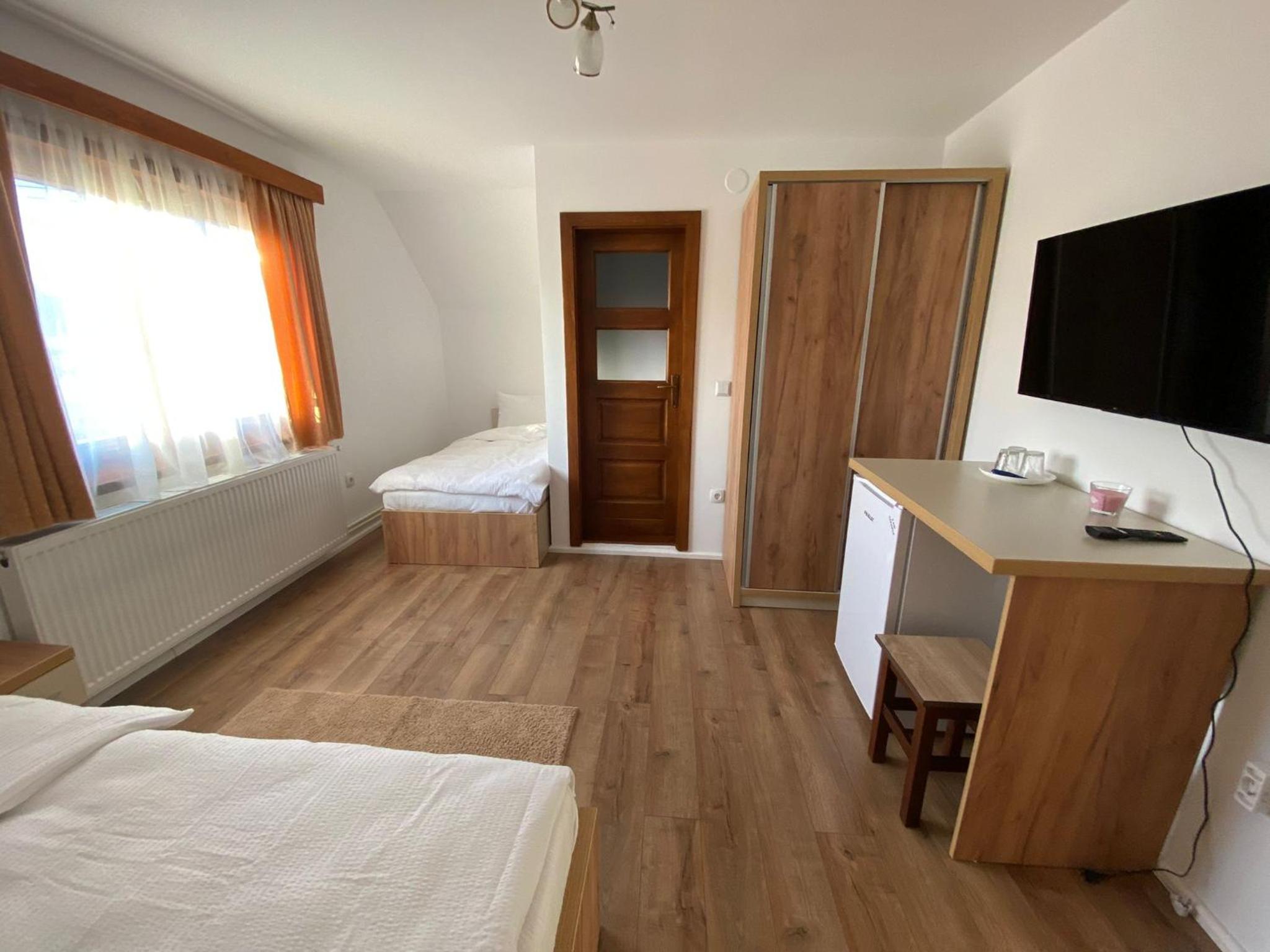 Family Room with Private Bathroom - Photo 2
