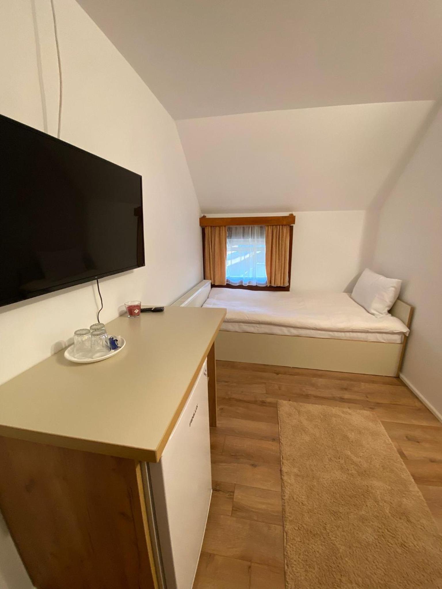 Double Room - Photo 3