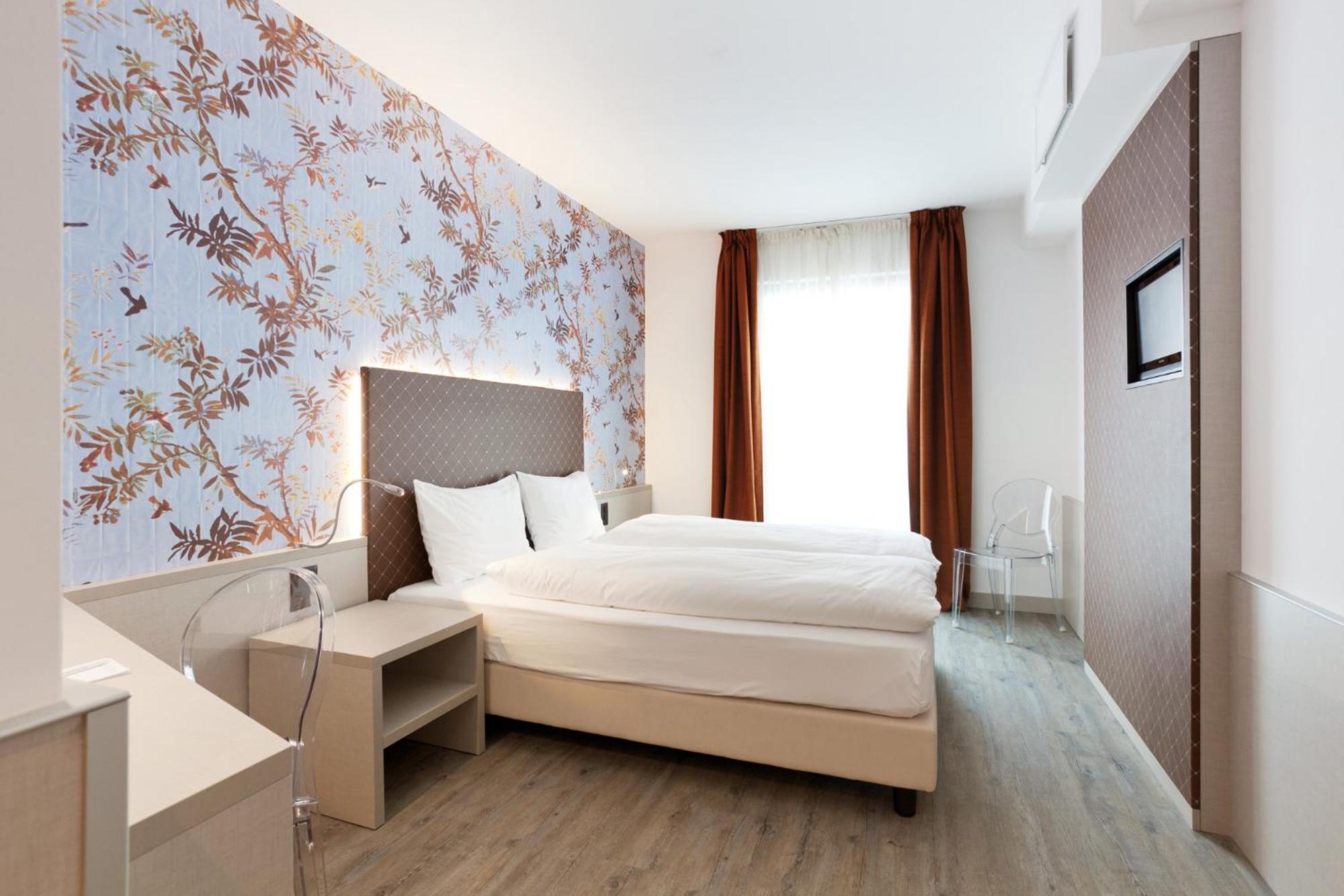 Double Economy Queen Room with Limited View - Photo 8
