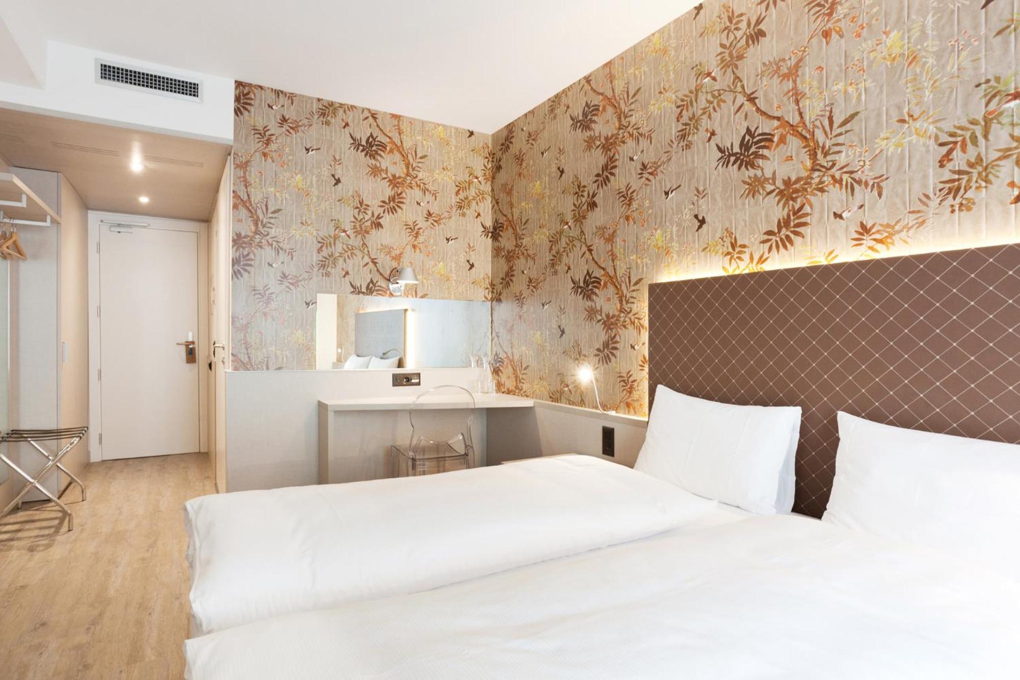 Double Economy Queen Room with Limited View - Photo 9