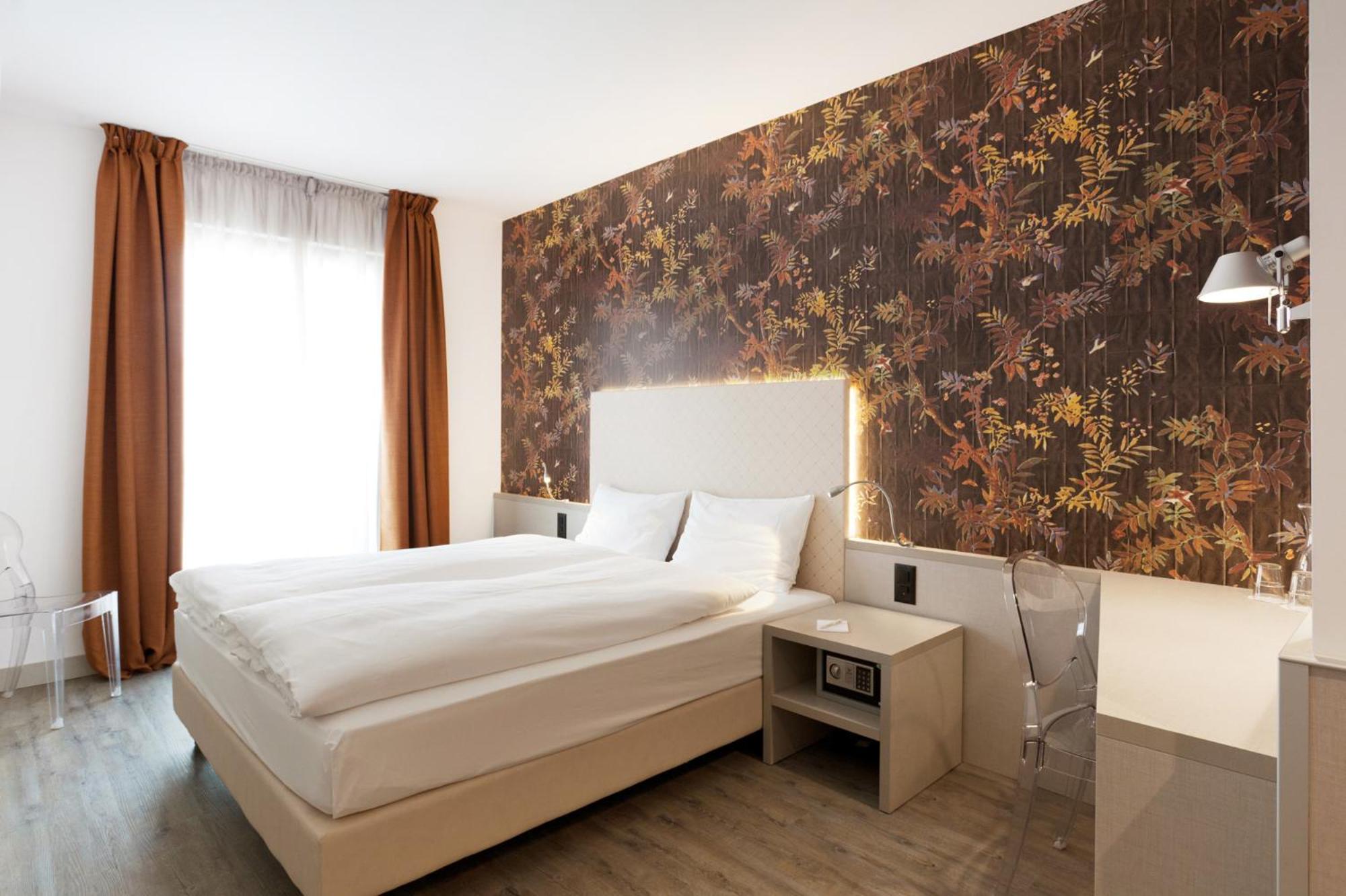 Double Economy Queen Room with Limited View - Photo 1