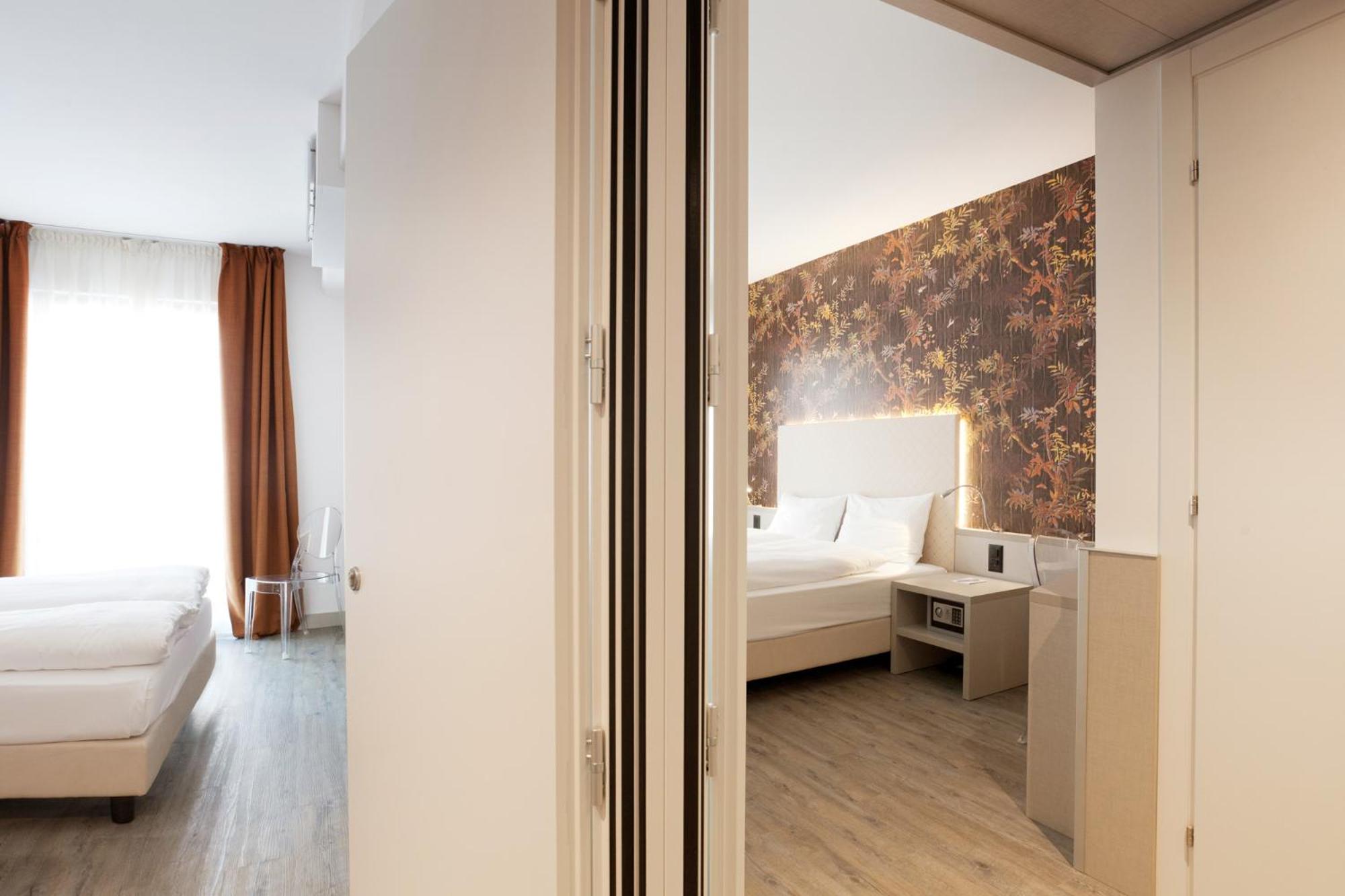Double Economy Queen Room with Limited View - Photo 3