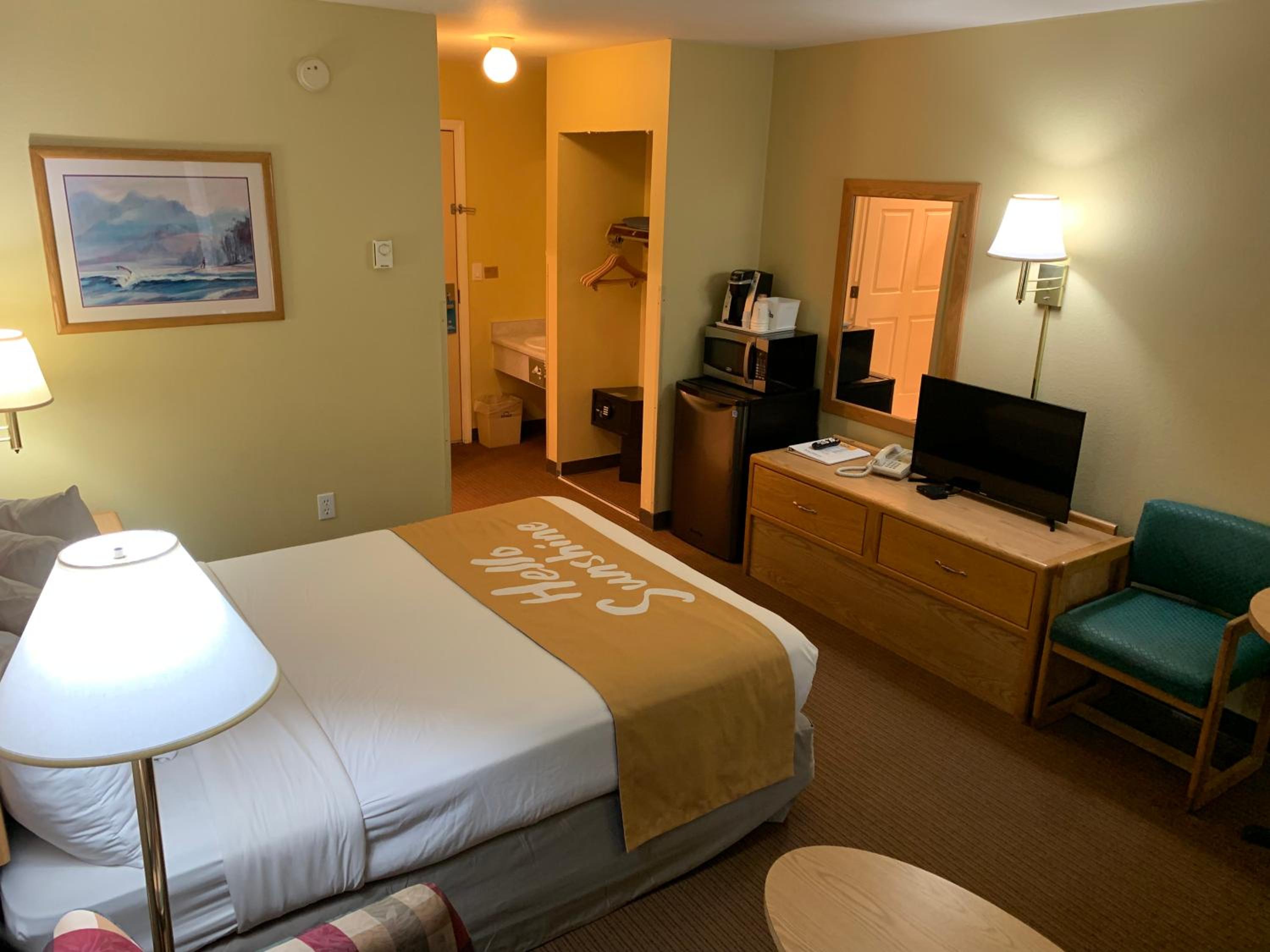 Queen Room - Non-Smoking - Photo 2