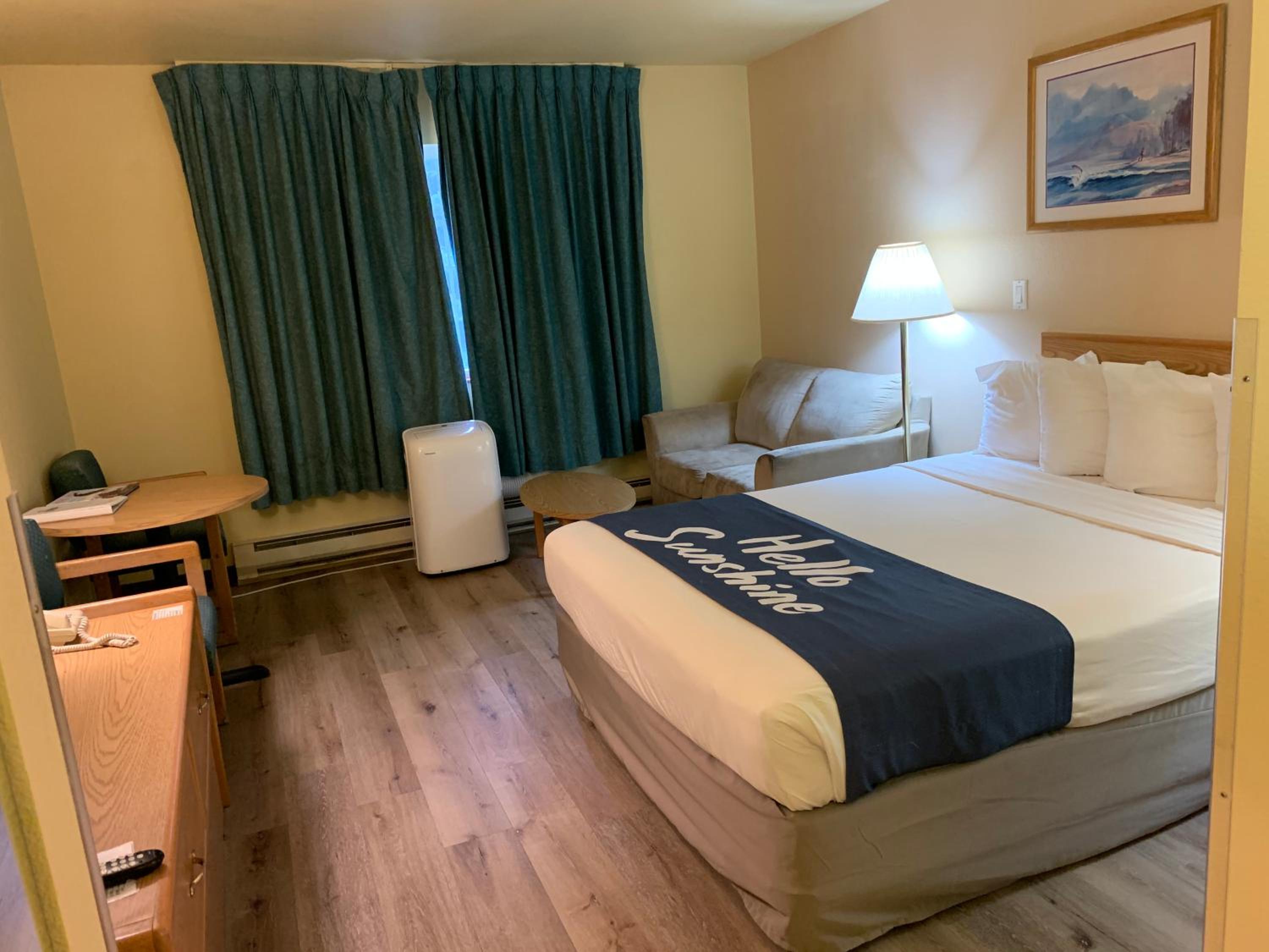 Queen Room - Non-Smoking - Photo 7