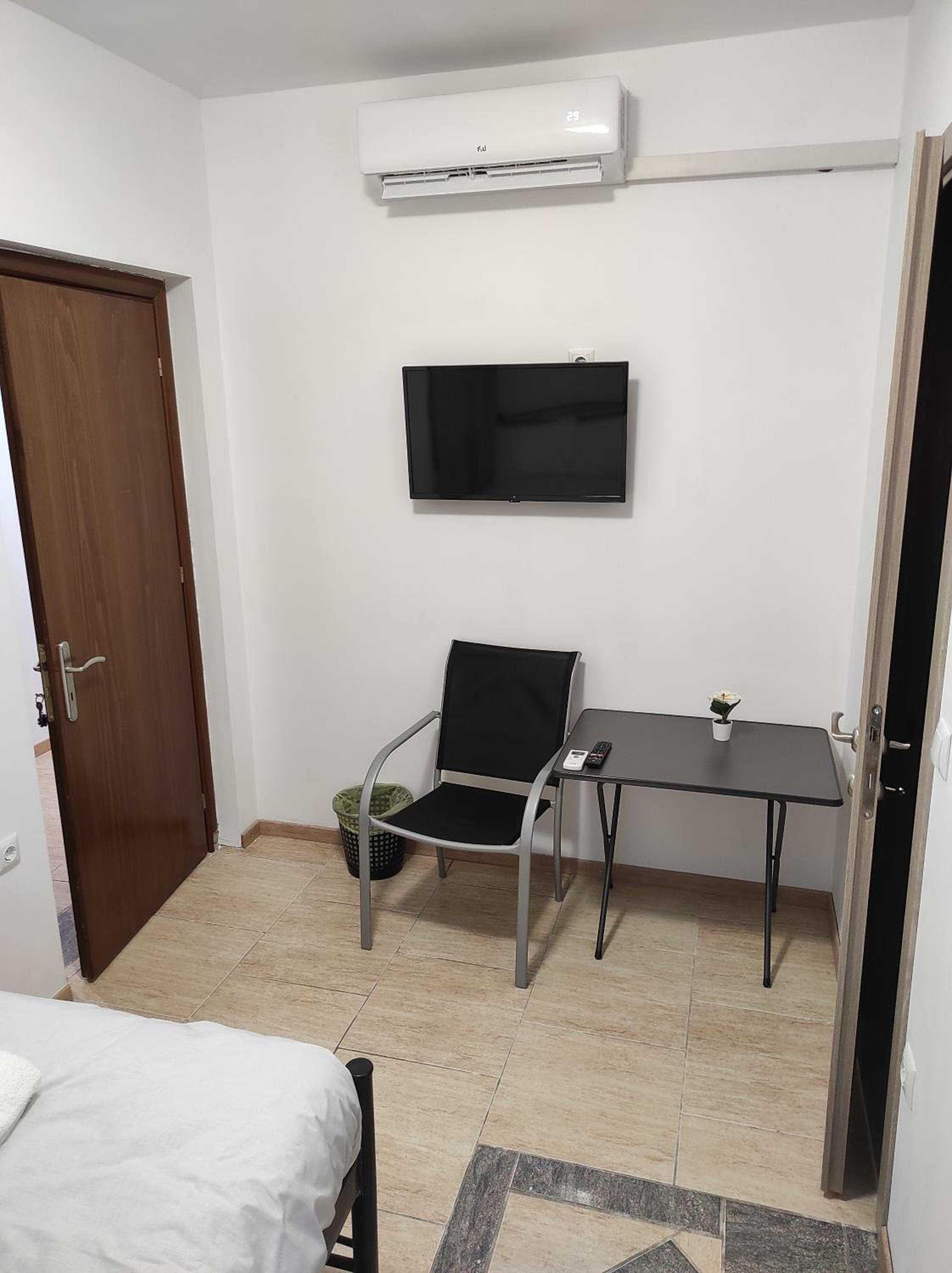 Double Room - Photo 10
