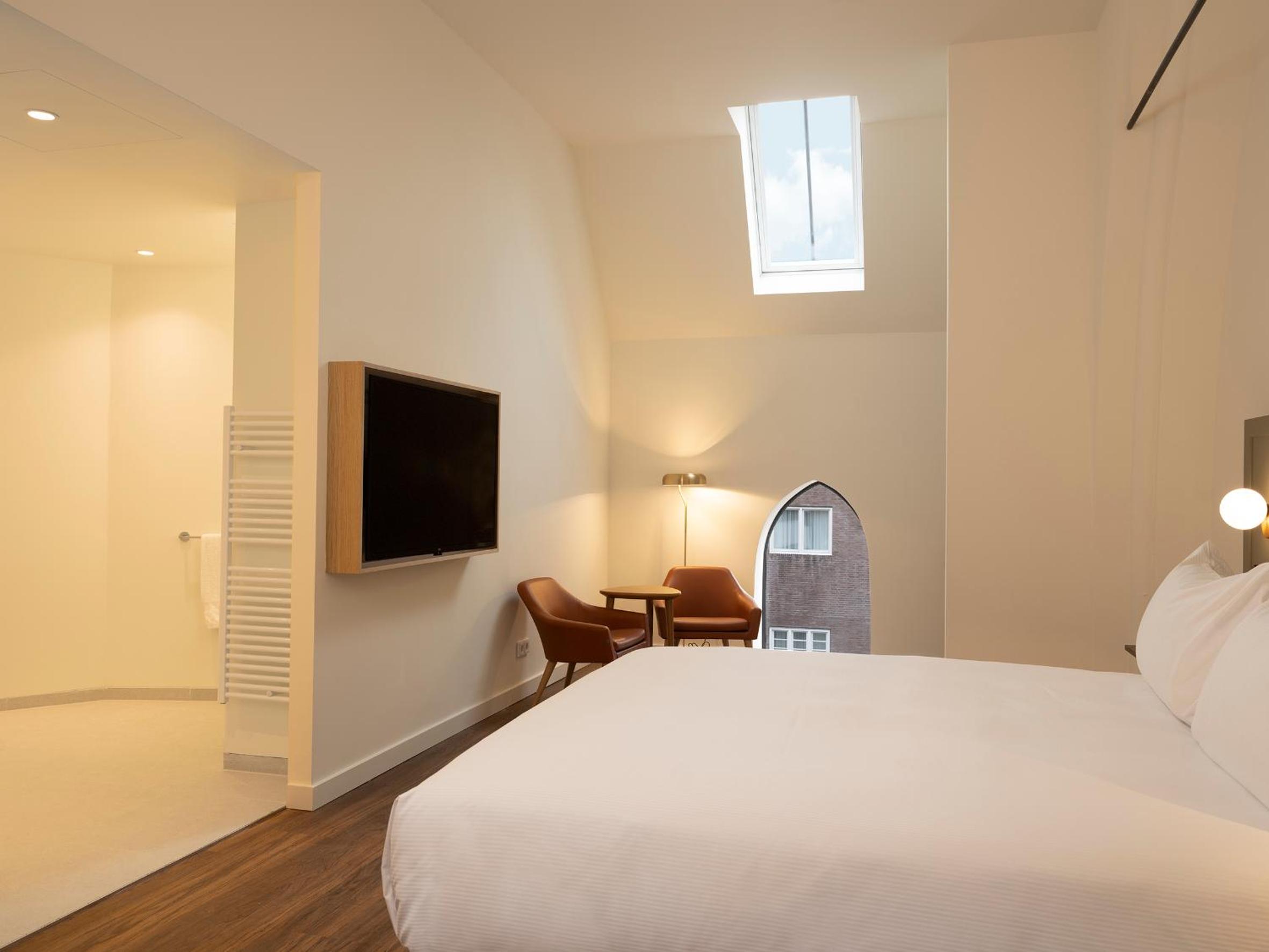 Deluxe King Suite - Photo 2