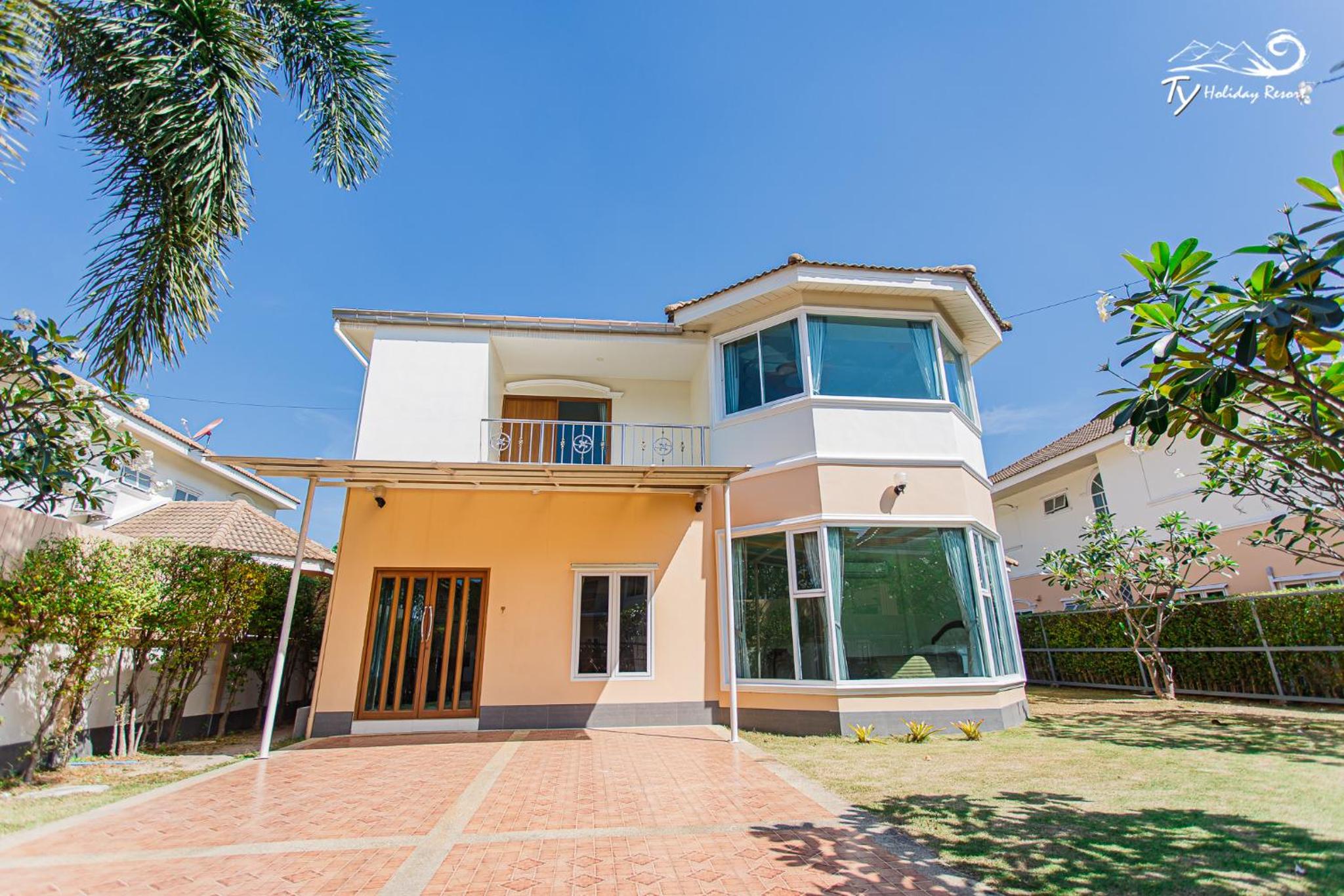 Seven-Bedroom Villa with Private Pool 232 - Photo 2