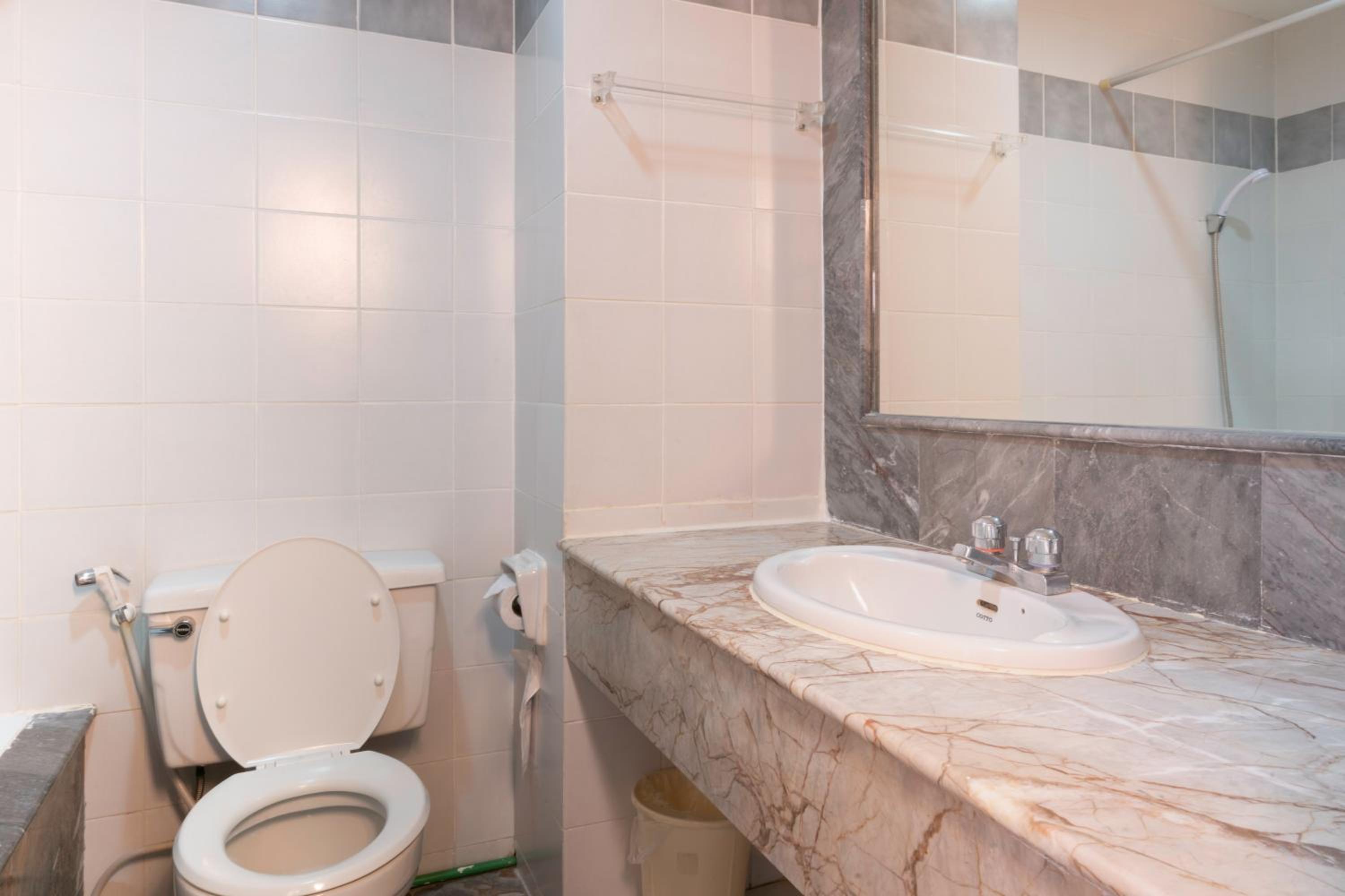 Standard Double or Twin Room - Photo 8