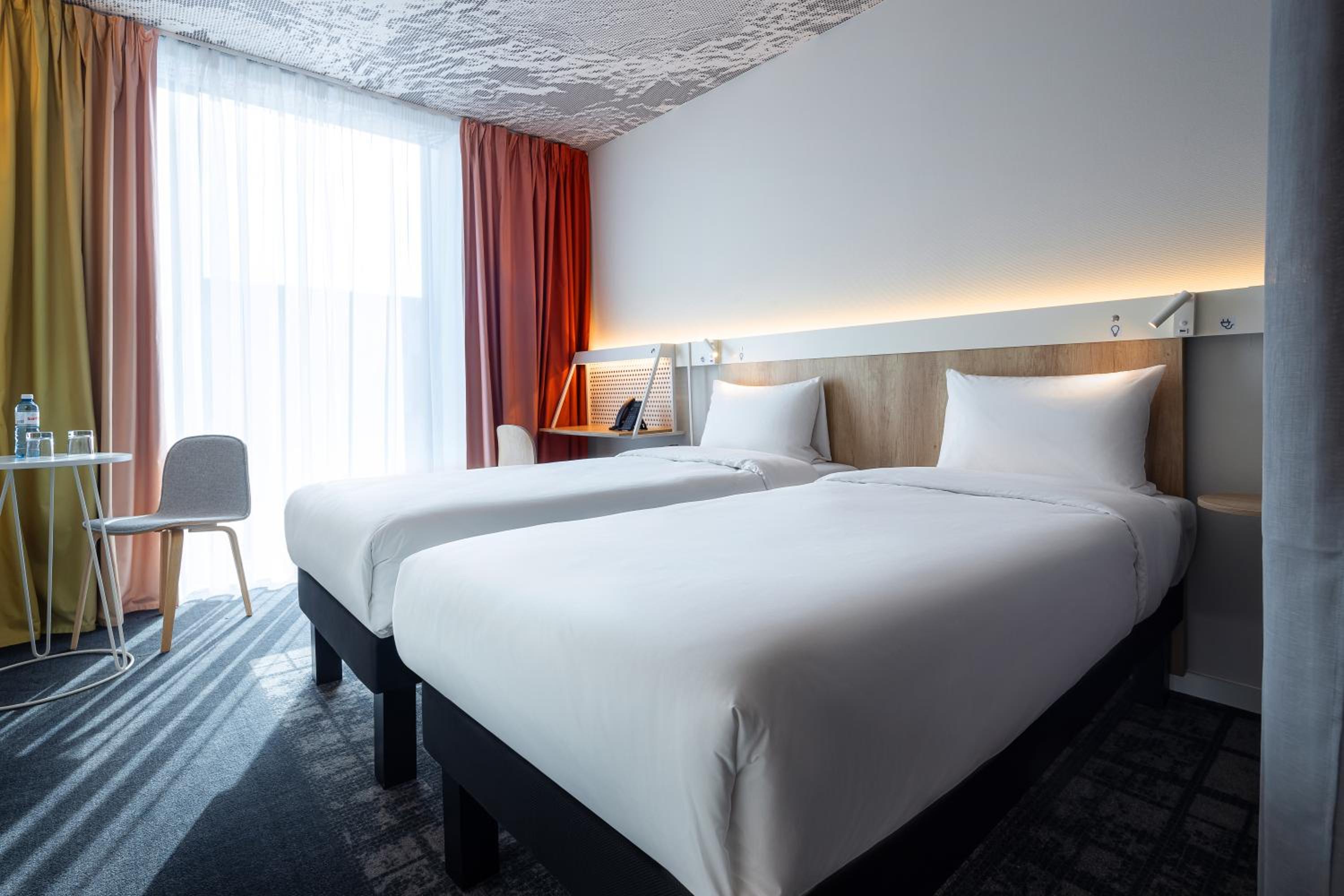 Standard Twin Room - Photo 3