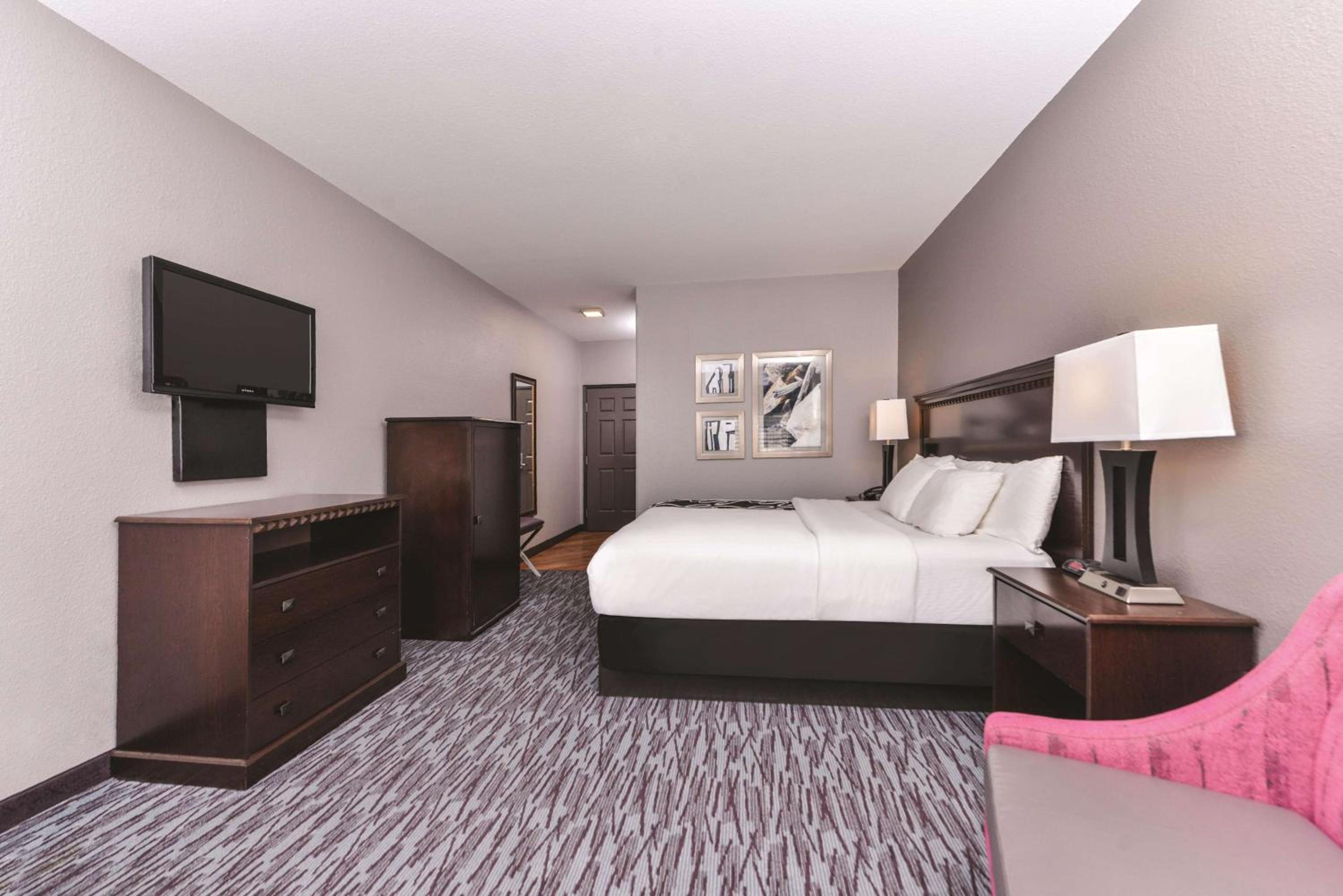 King Room with Bath Tub - Mobility/Hearing Accessible - Non-Smoking - Photo 1