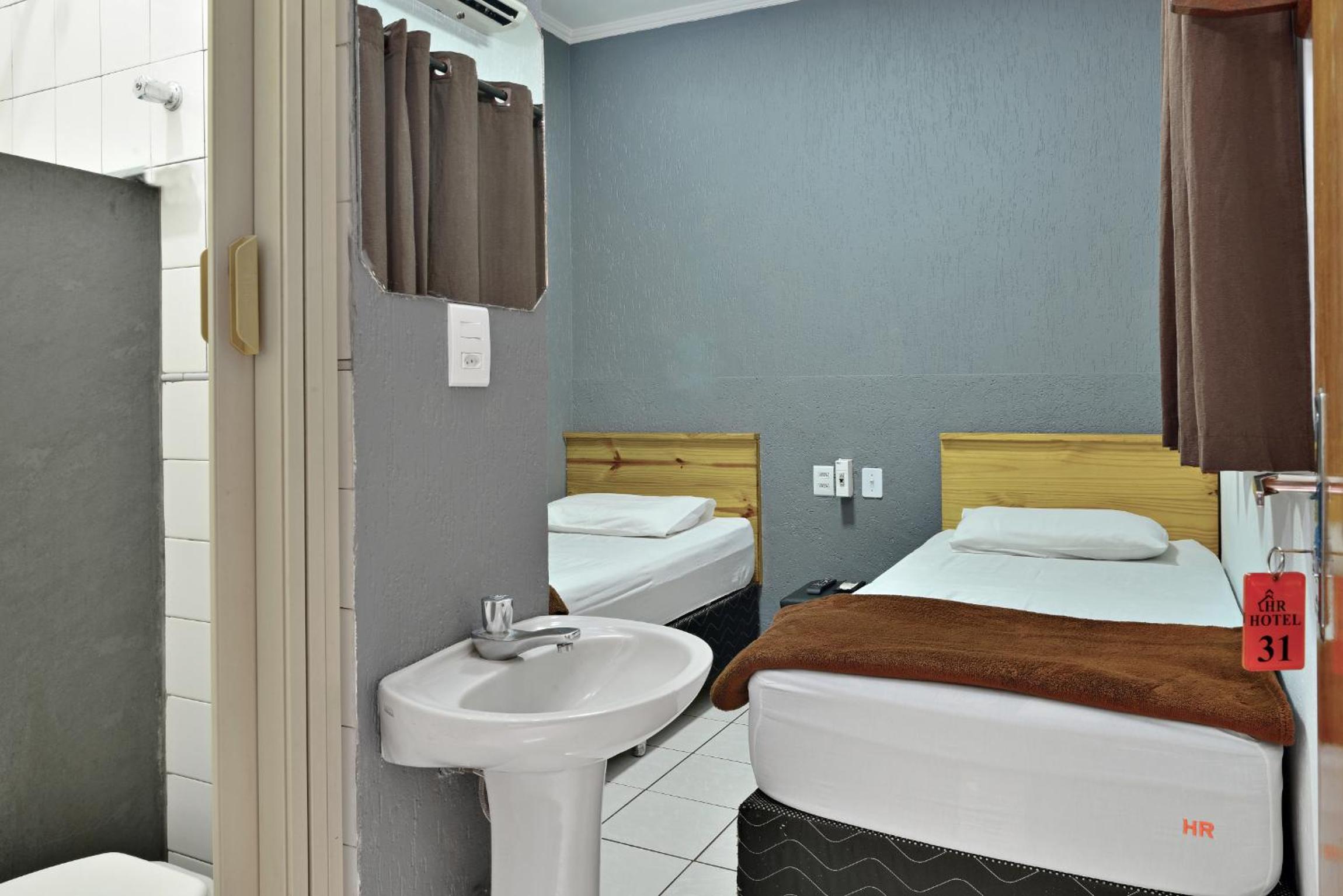 Single Room with Private Bathroom photo 1