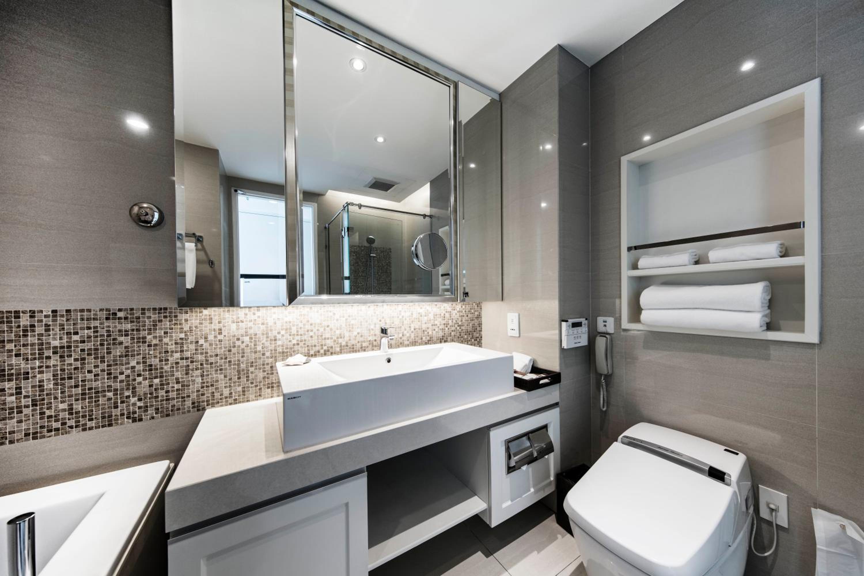 Grand Deluxe Double or Twin Room thumbnail 6