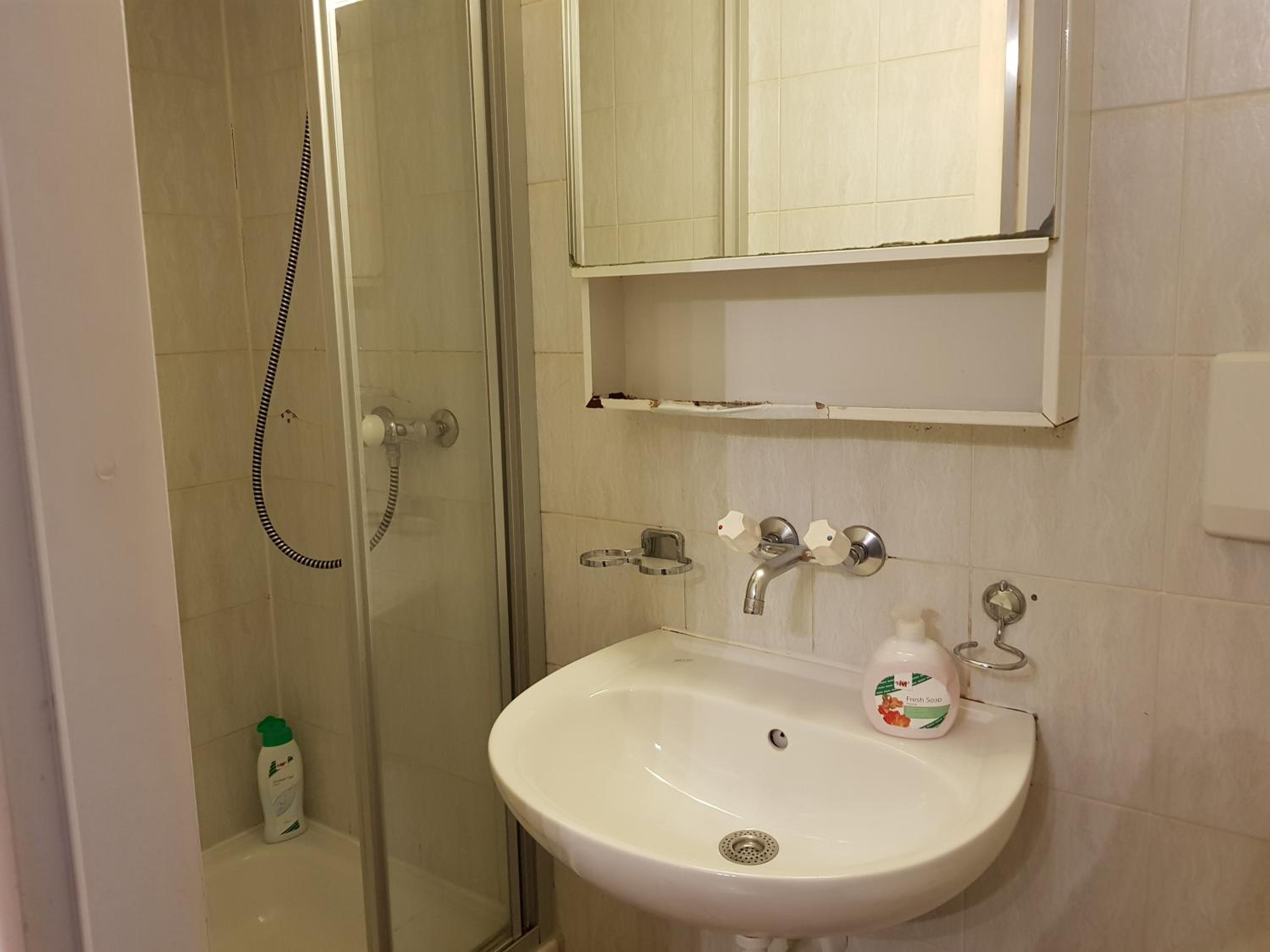 Single Bed in 6-Bed Dormitory Room photo 2