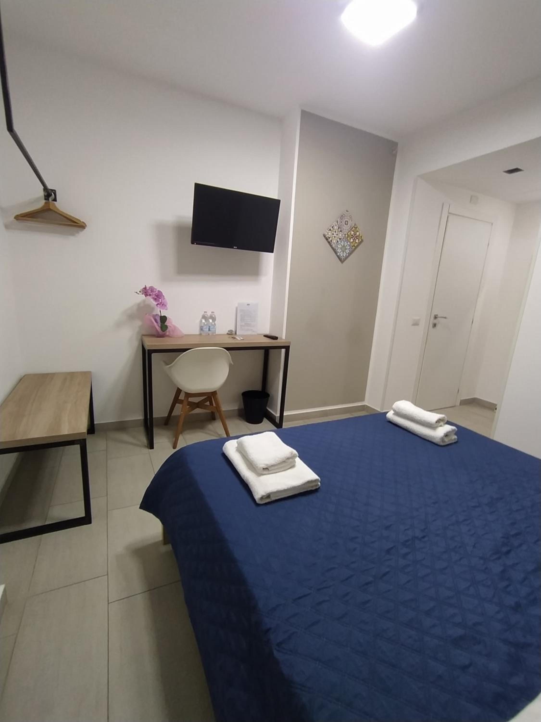 Double Room with Private Bathroom - Photo 2