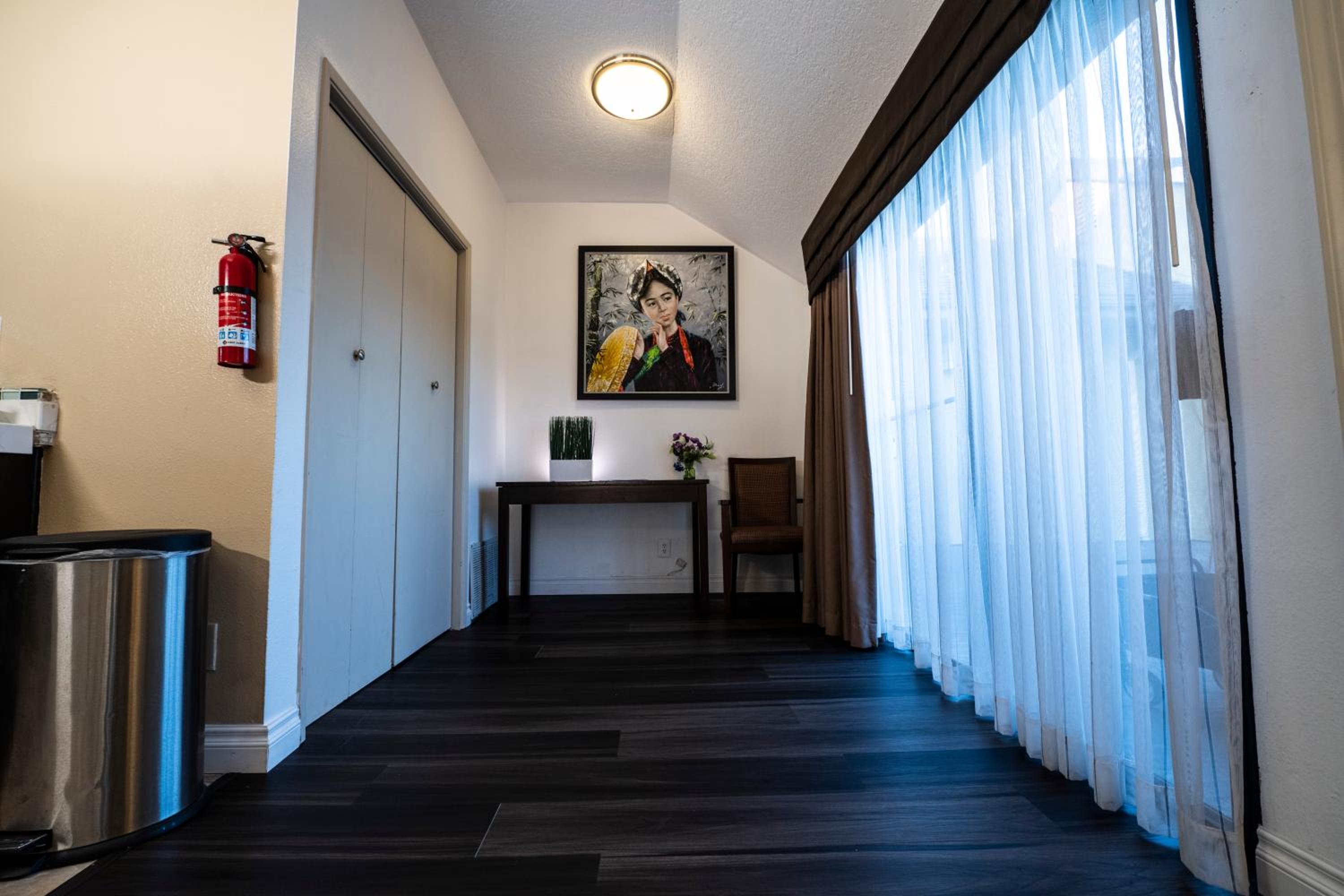 Executive King Suite - Non-Smoking - Photo 3