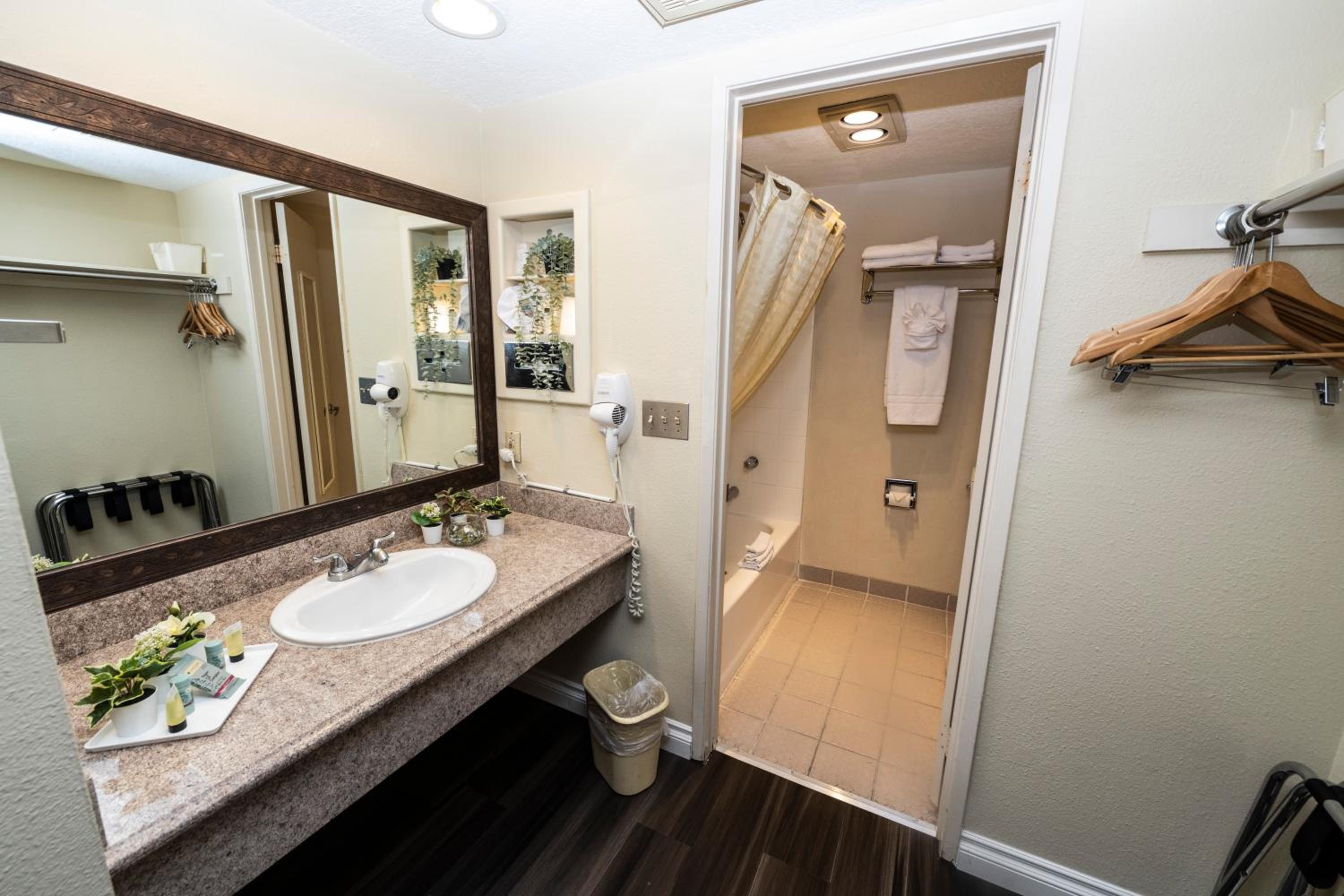 King Room - Non-Smoking - Photo 3