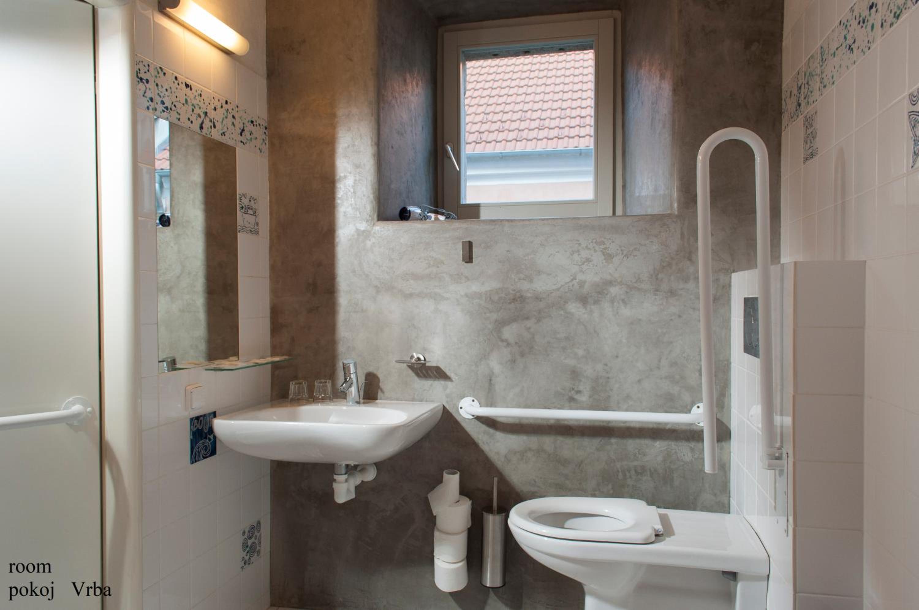 King Room with Roll-In Shower - Disability Access - Photo 9