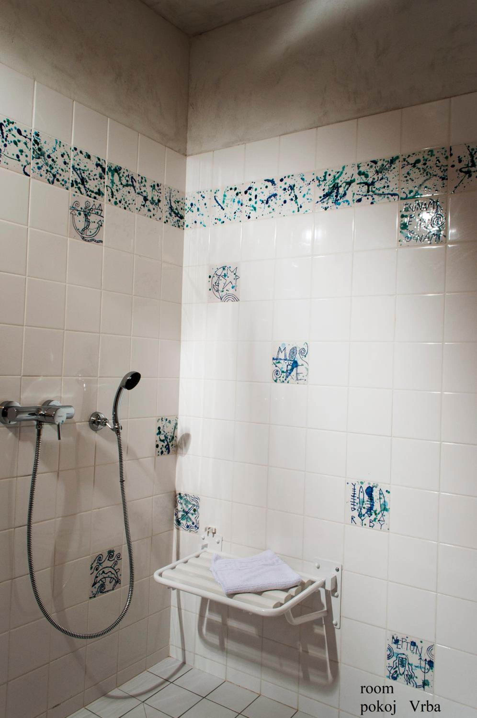 King Room with Roll-In Shower - Disability Access - Photo 5