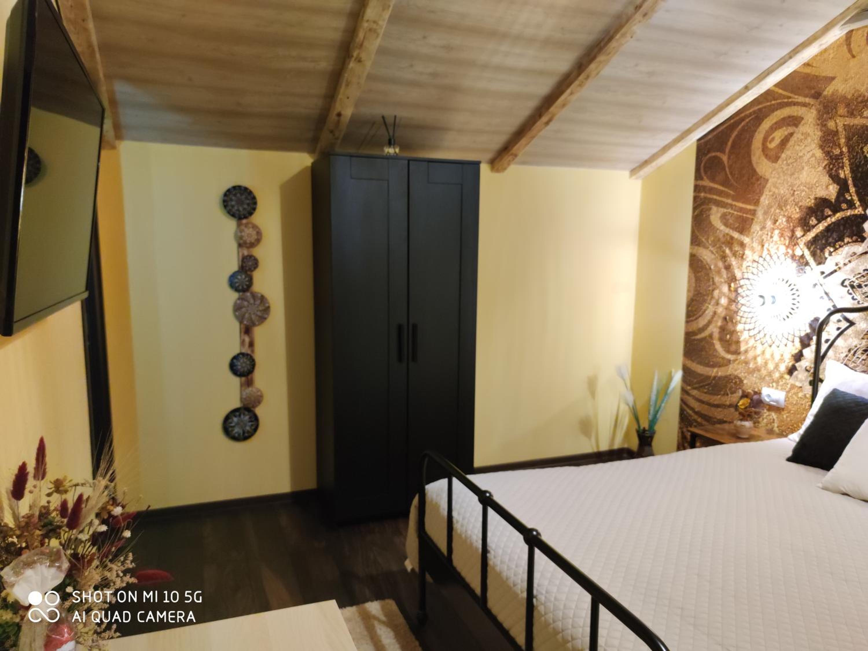 Double Room with Private Bathroom - Photo 10