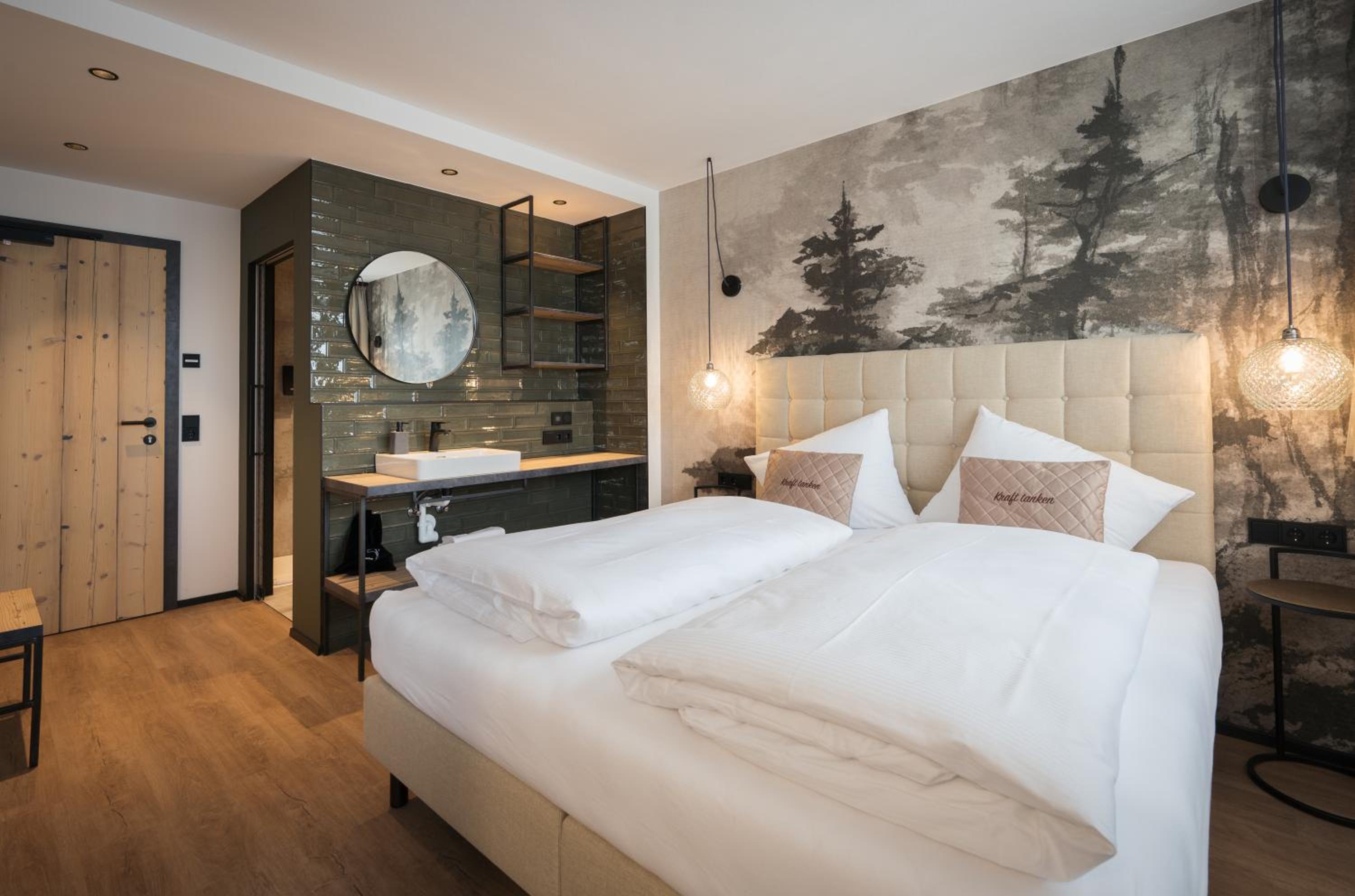 Deluxe Double Room with Balcony - Photo 4