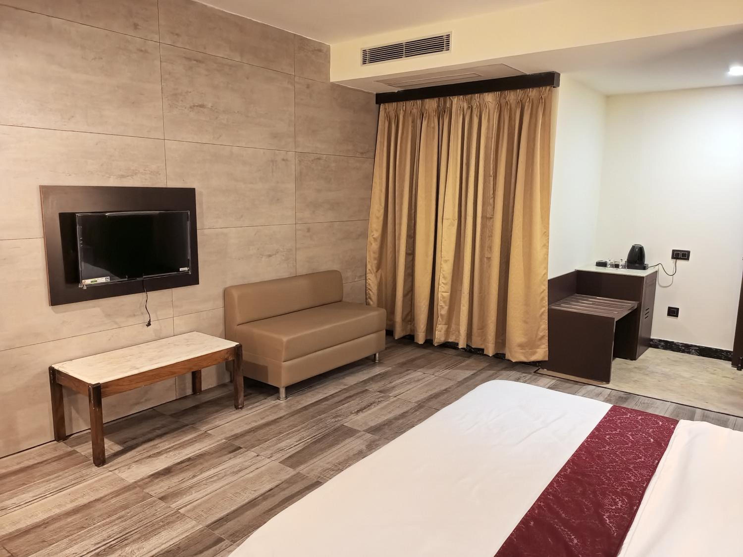 Superior Deluxe Double or Twin Room  photo 1