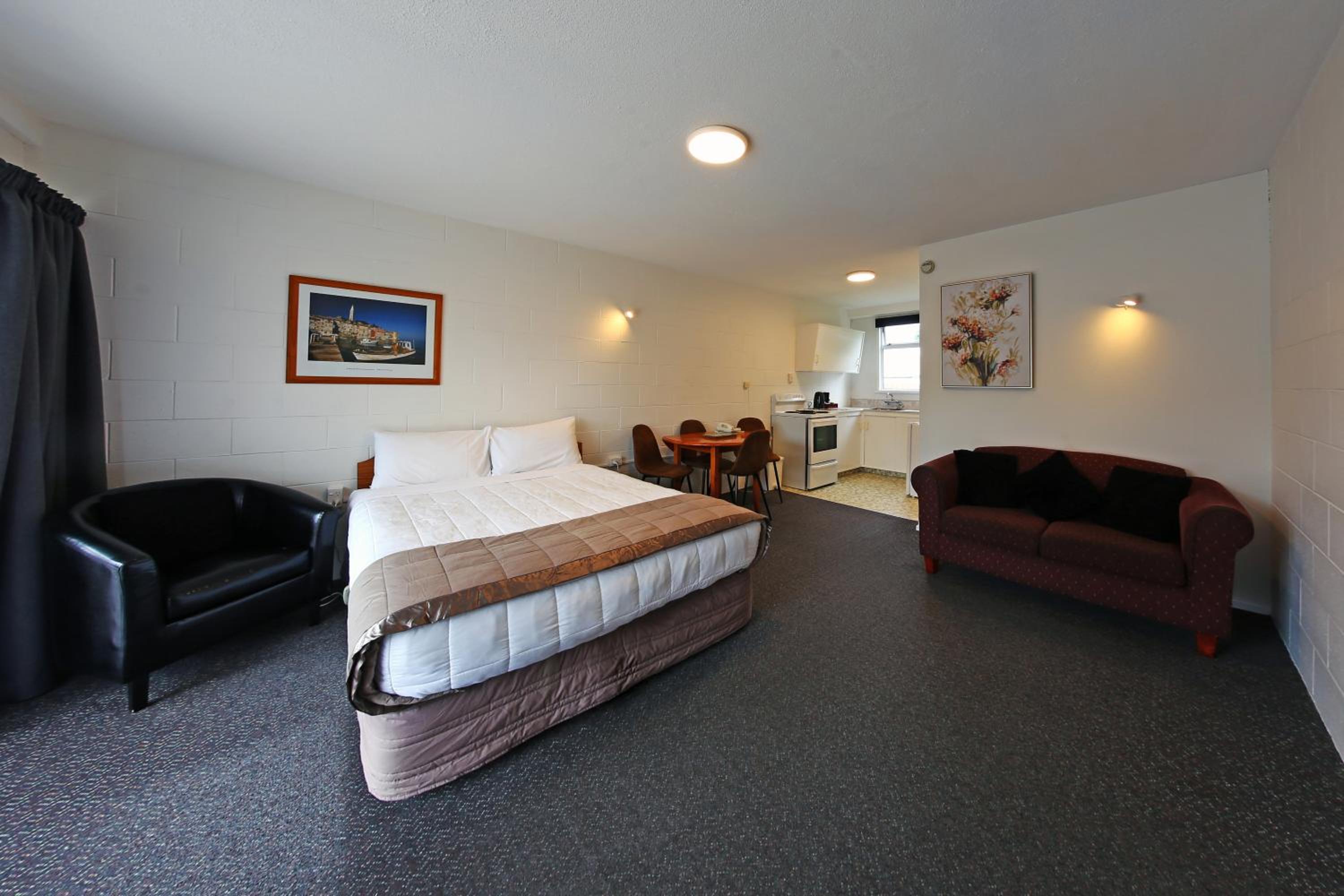 One-Bedroom Apartment - Photo 1
