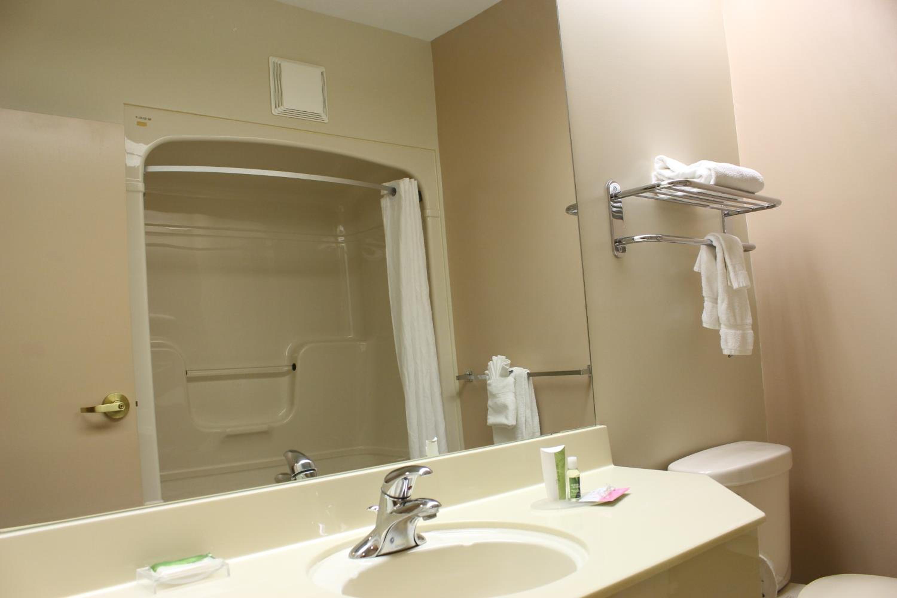 Queen Room with Two Queen Beds - Photo 9