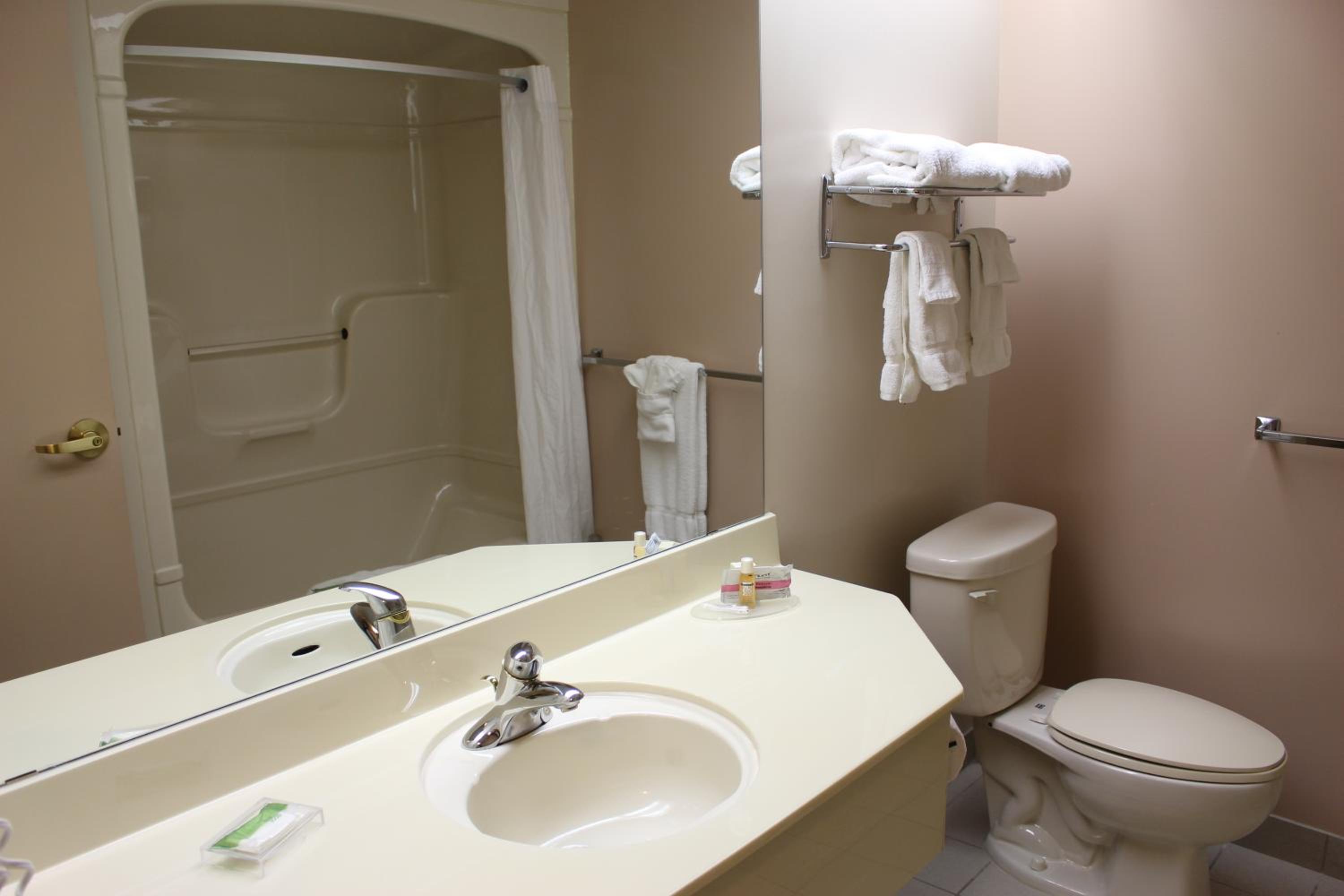 Queen Room with Two Queen Beds - Photo 7