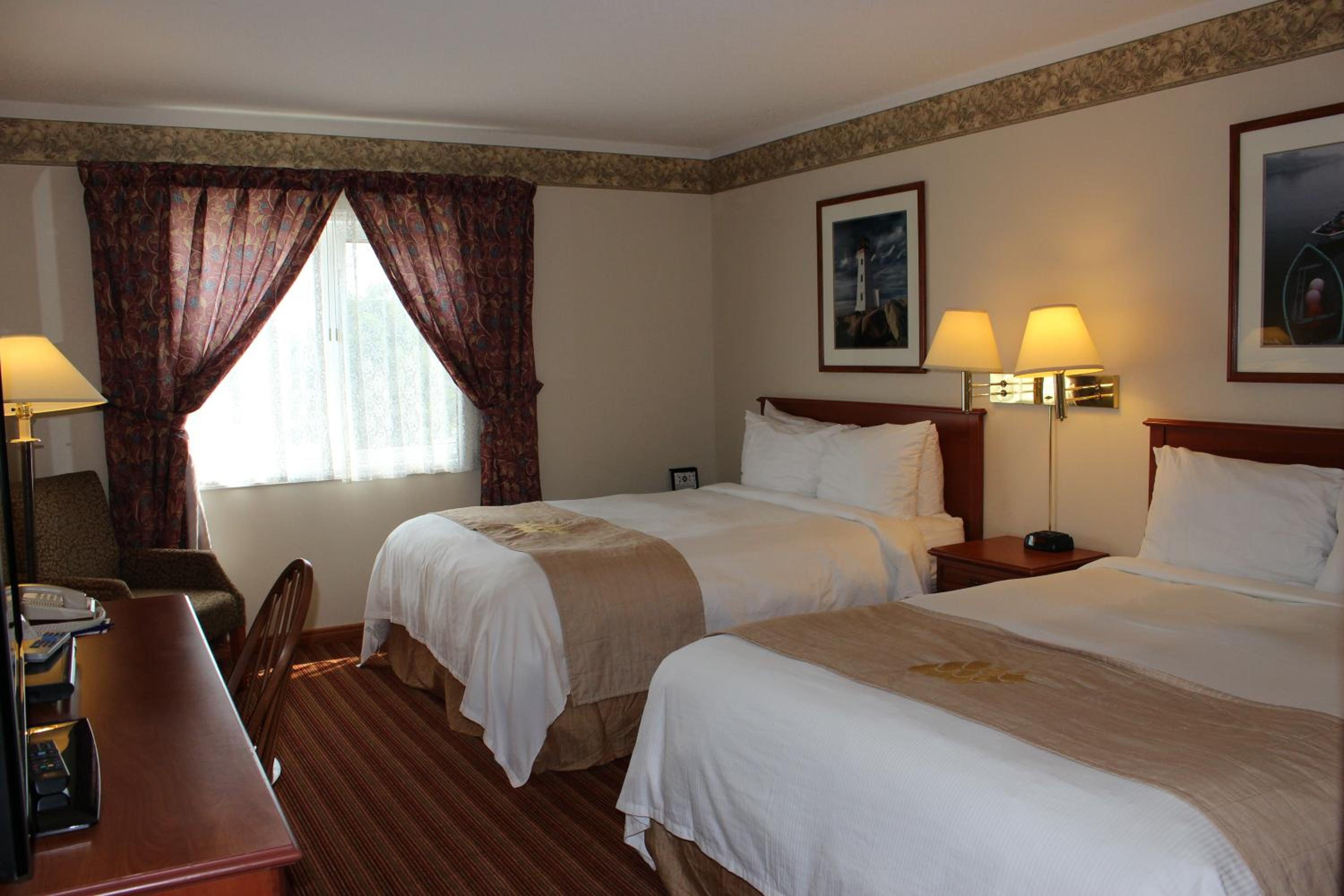 Queen Room with Two Queen Beds - Photo 5