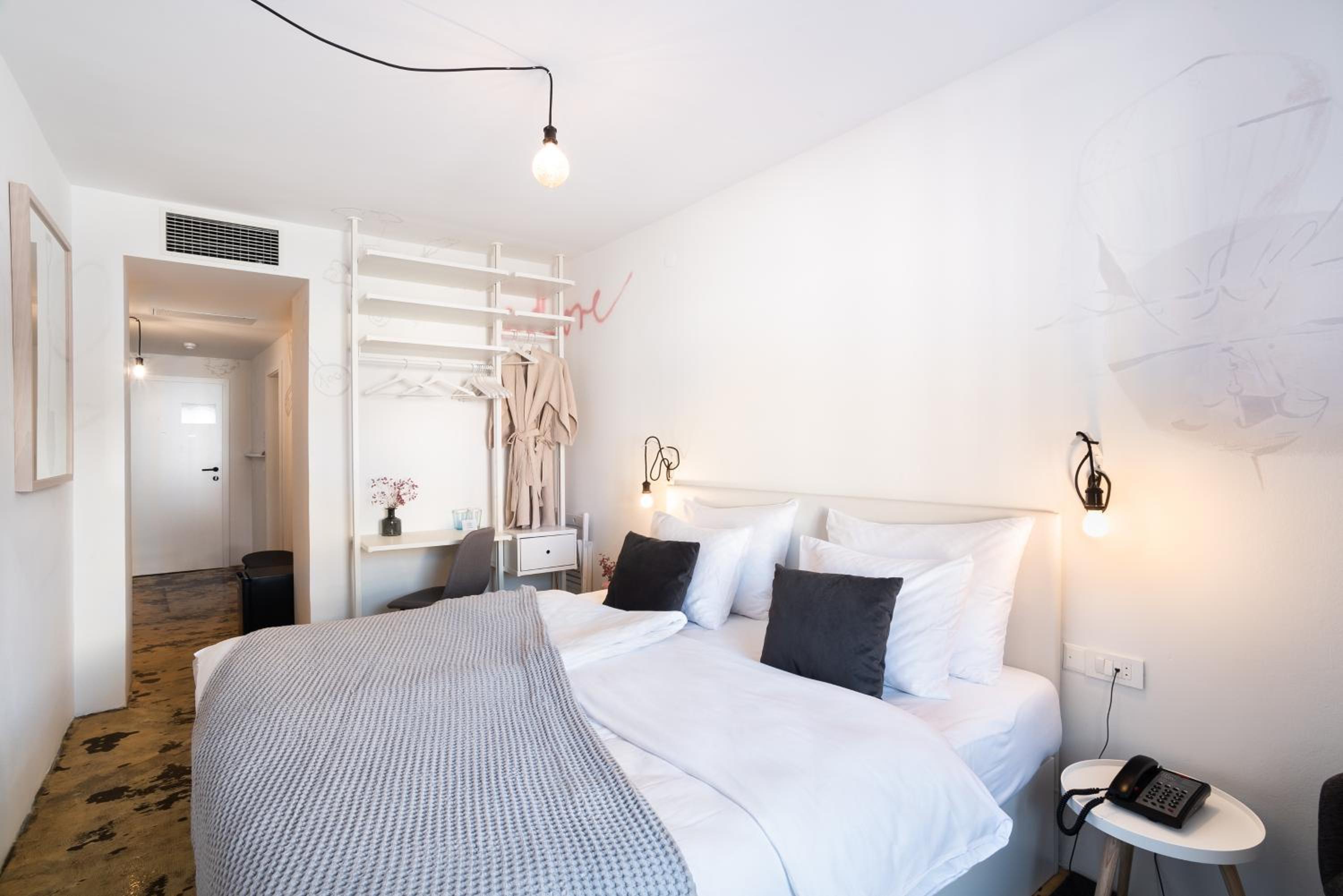 Standard Double Room - Photo 4