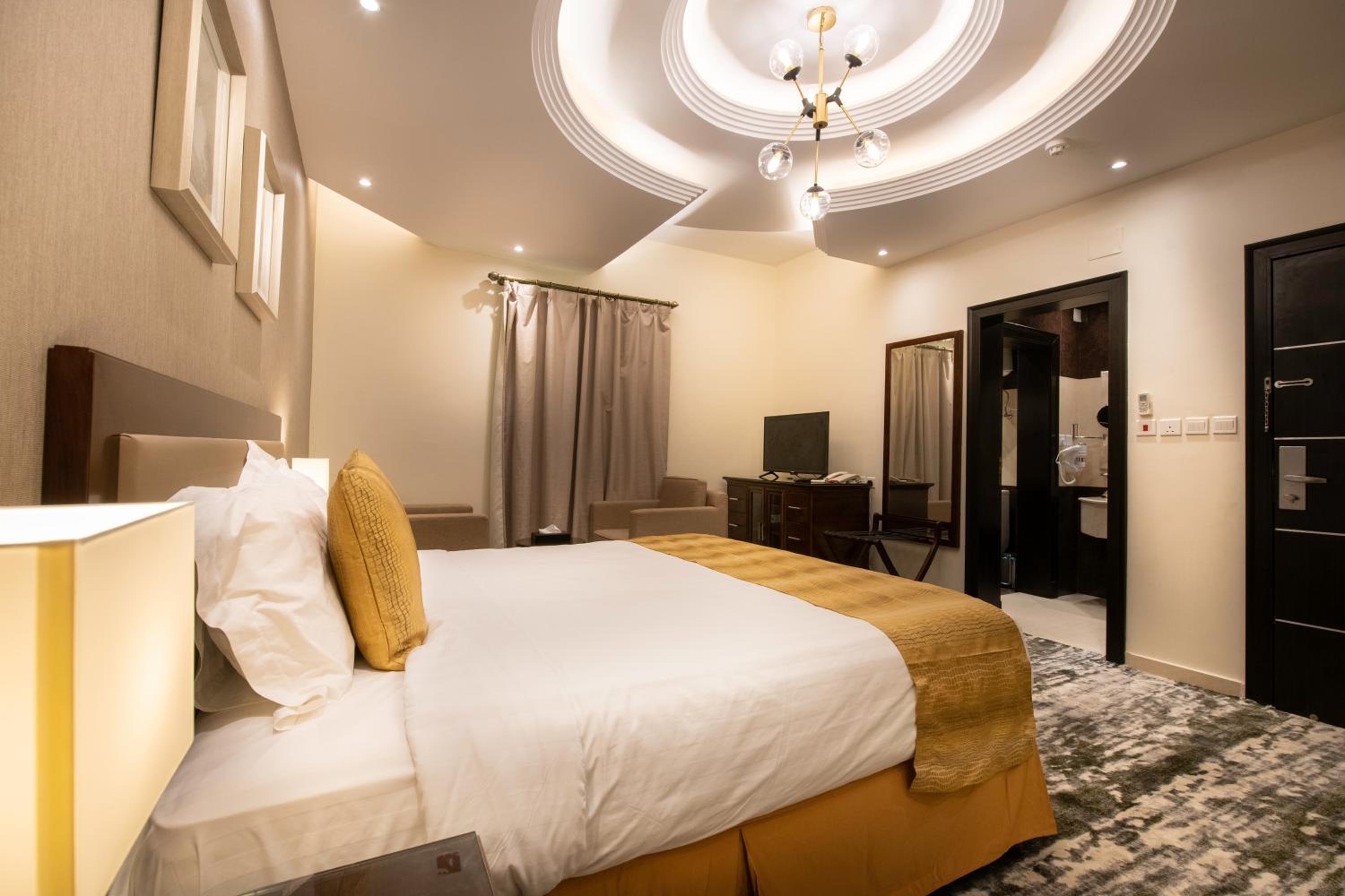 Deluxe King Room - Photo 5