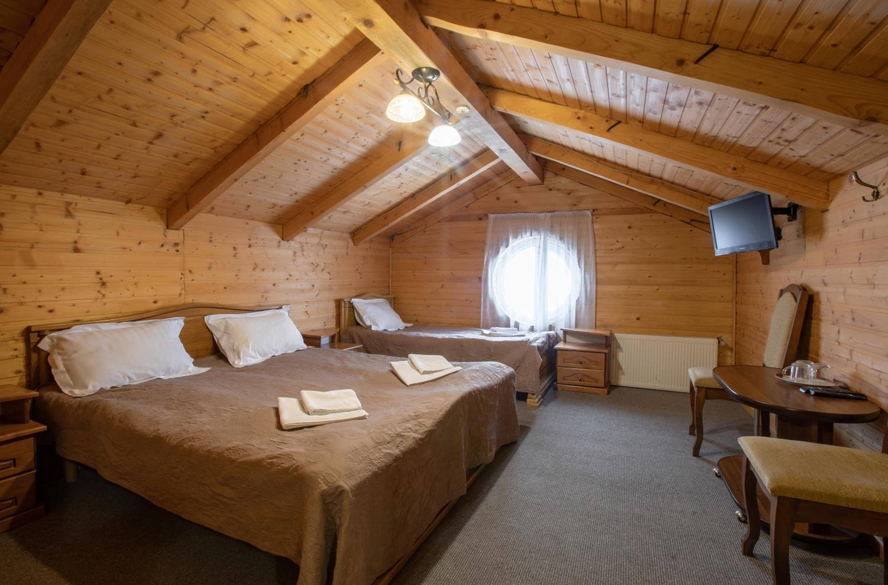 Economy Triple Room photo 2