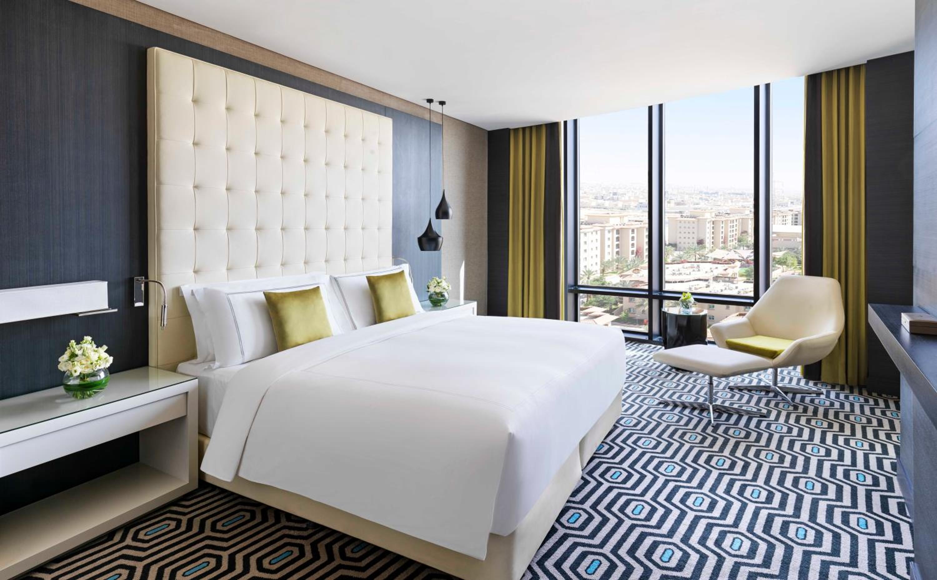 Business King Suite - Non-Smoking - Photo 3