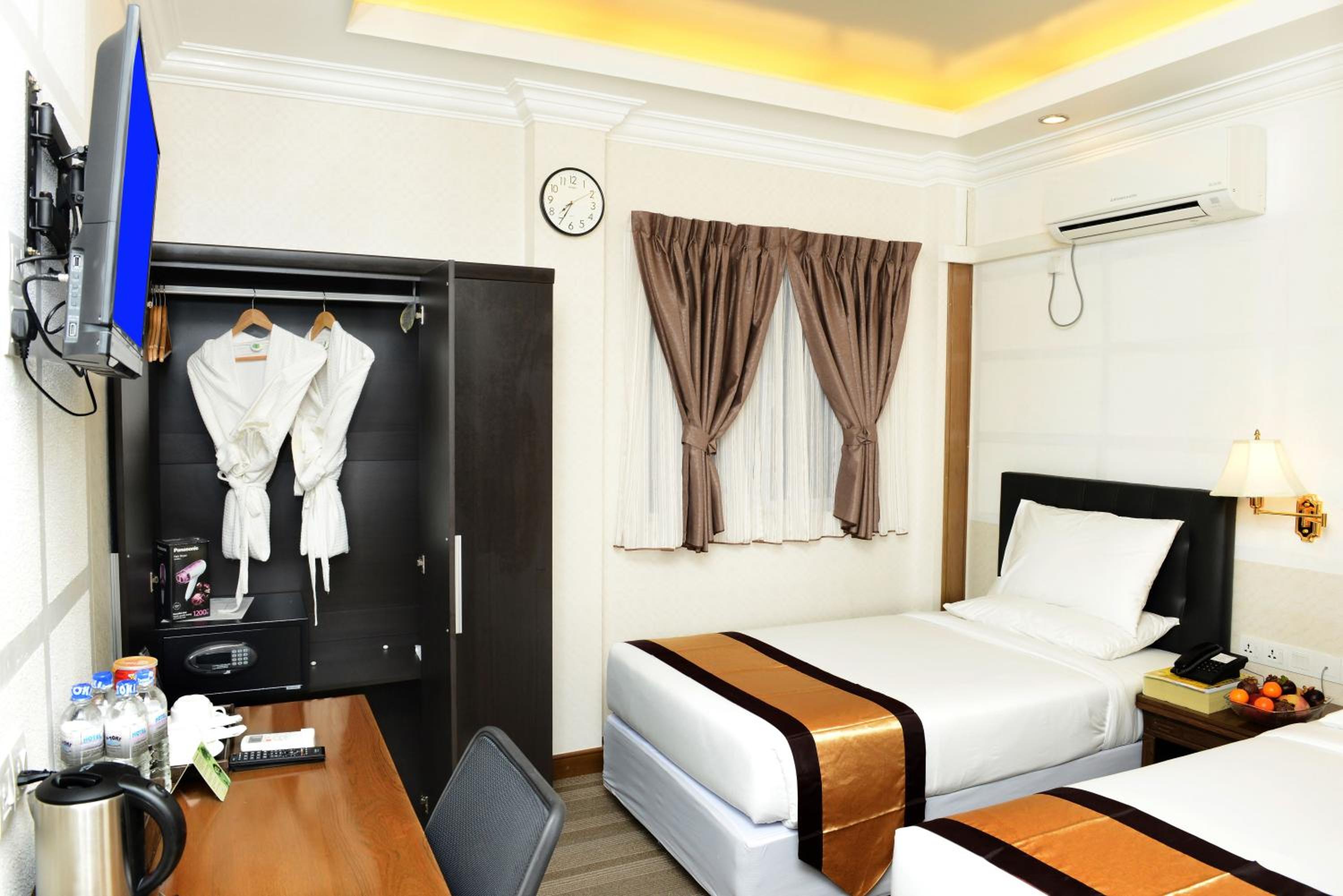 Grand United Deluxe Double or Twin Room with Shwedagon Pagoda View  photo 2