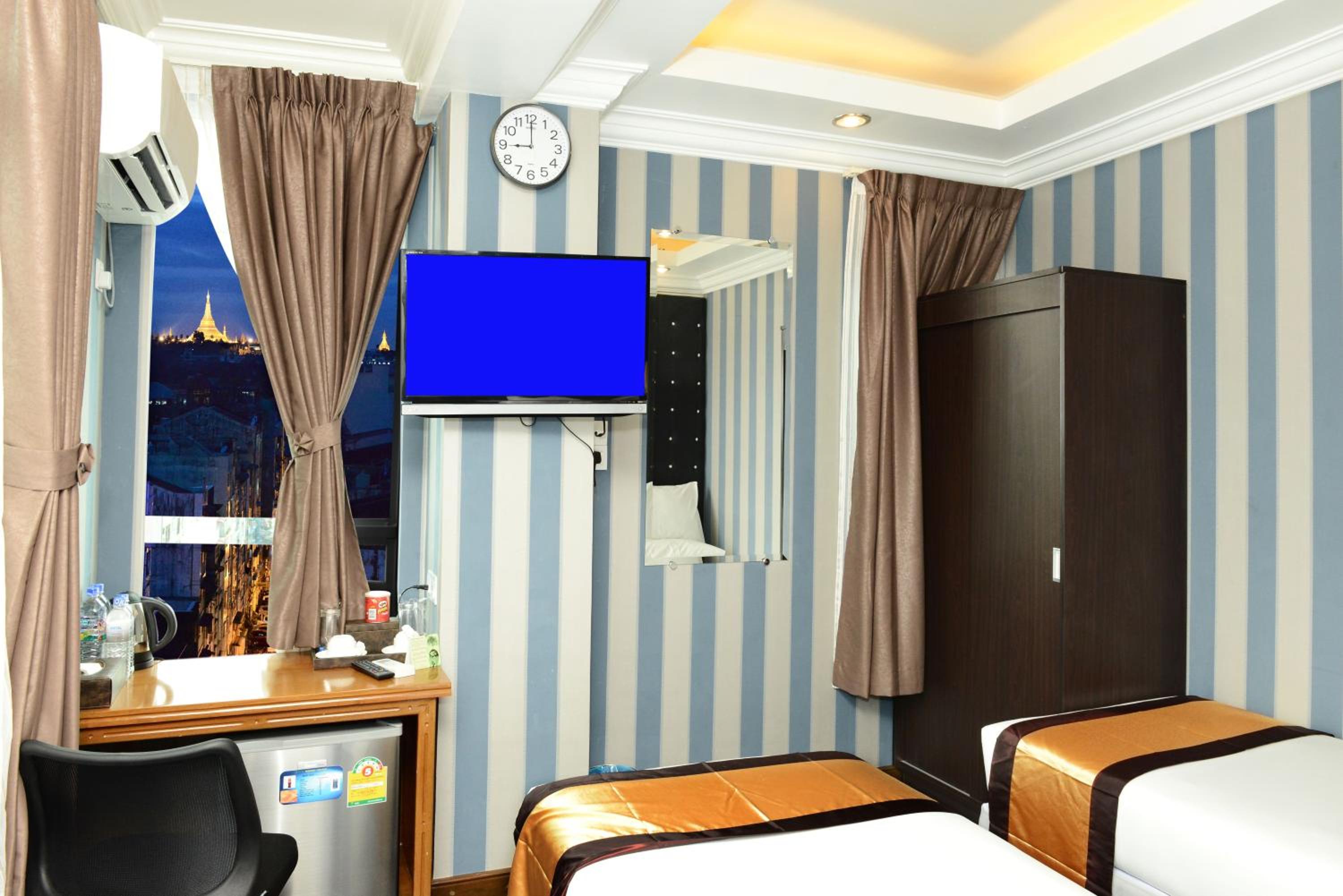 Grand United Deluxe Double or Twin Room with Shwedagon Pagoda View  photo 1