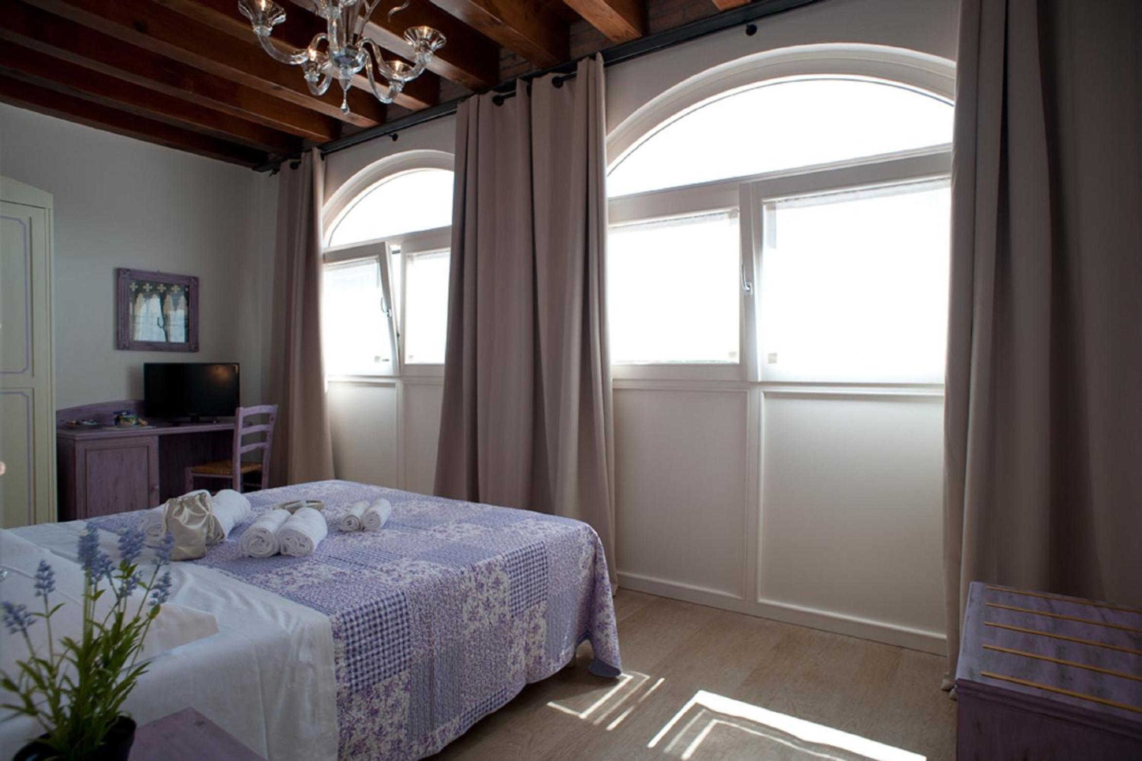 Double Room - Photo 11