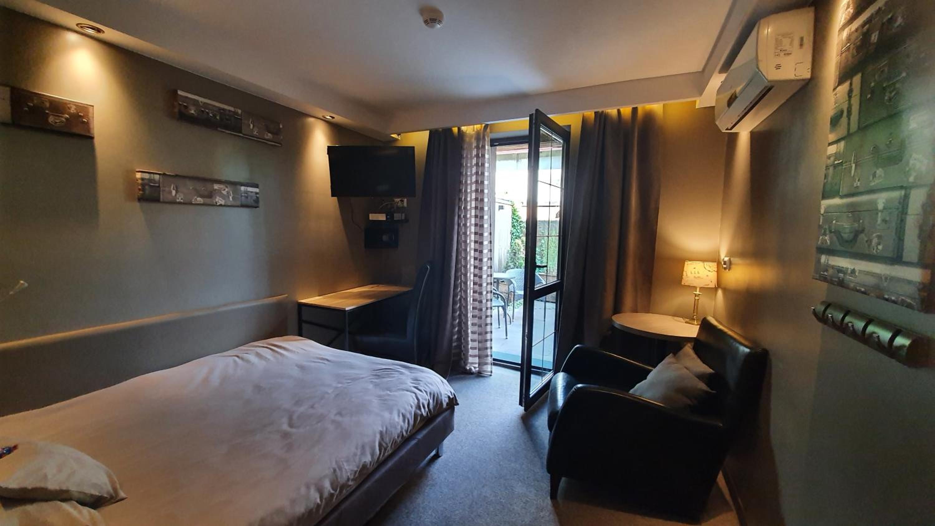Standard Double Room - Photo 9