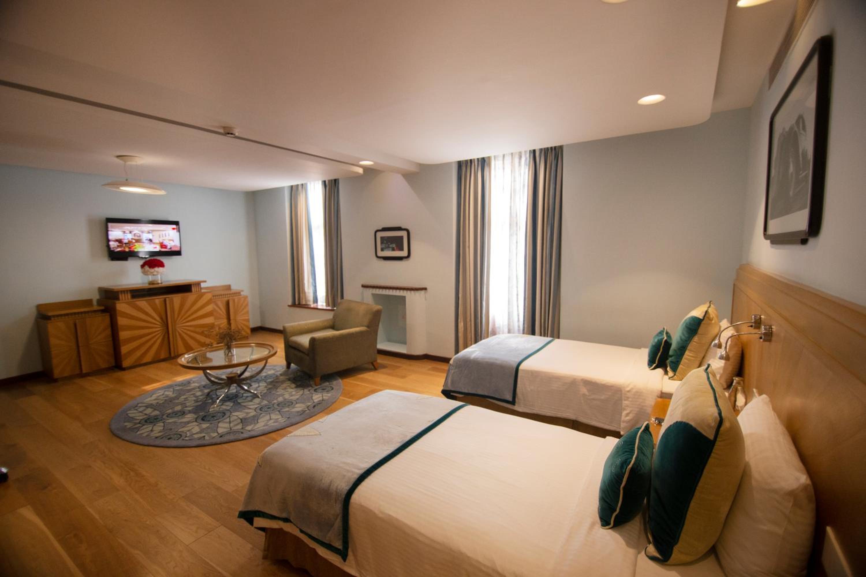 Premium Room Twin Bed with 15% off on Food and Soft Beverages, Happy Hours (Buy 1 & Get 1) on select menu at InSomnia - Photo 1