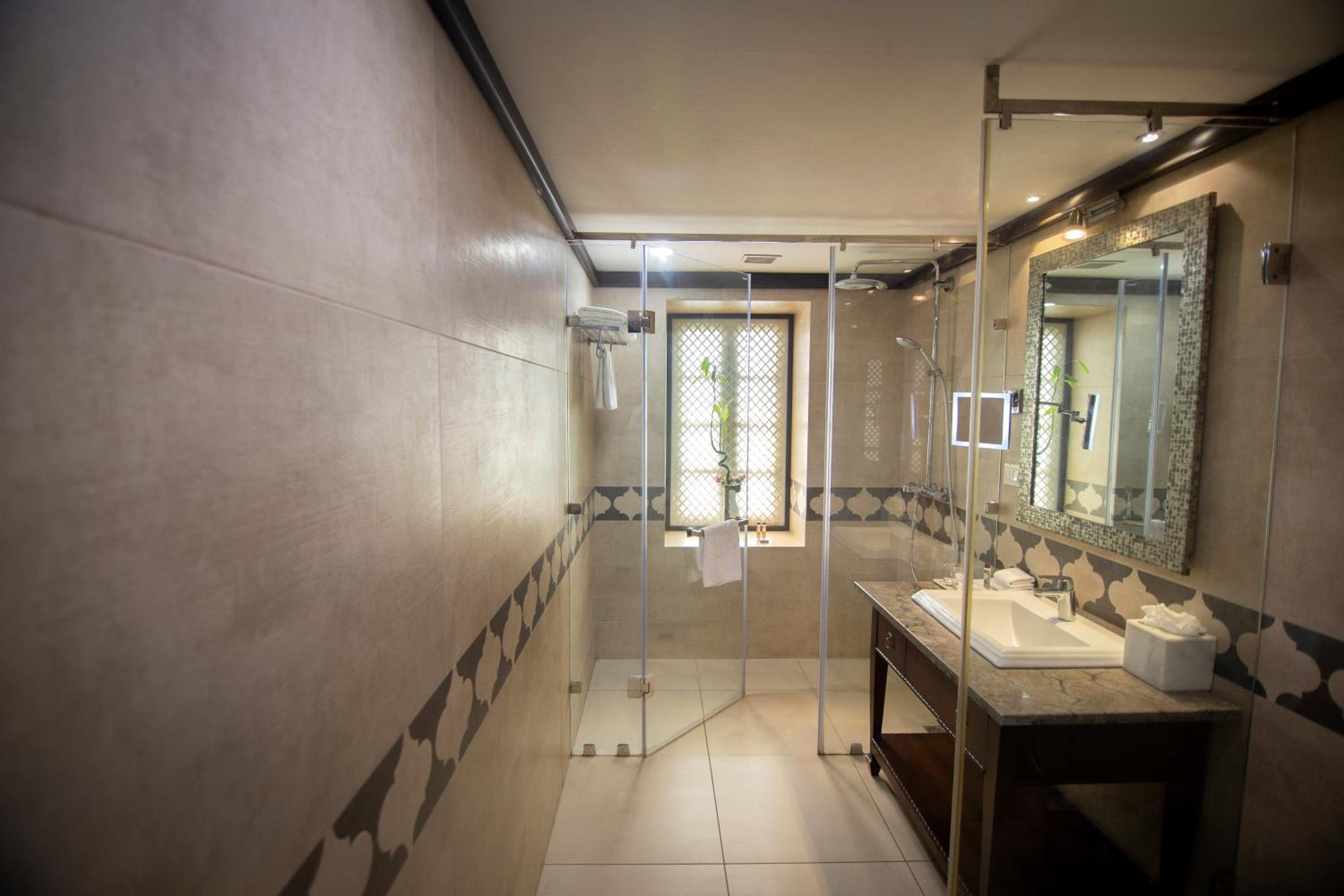 Deluxe Suite Double Bed with 1 way Transfer, Breakfast, 15% off on Food and Soft Beverages, Happy Hours (Buy 1 & Get 1) on select menu at InSomnia - Photo 8