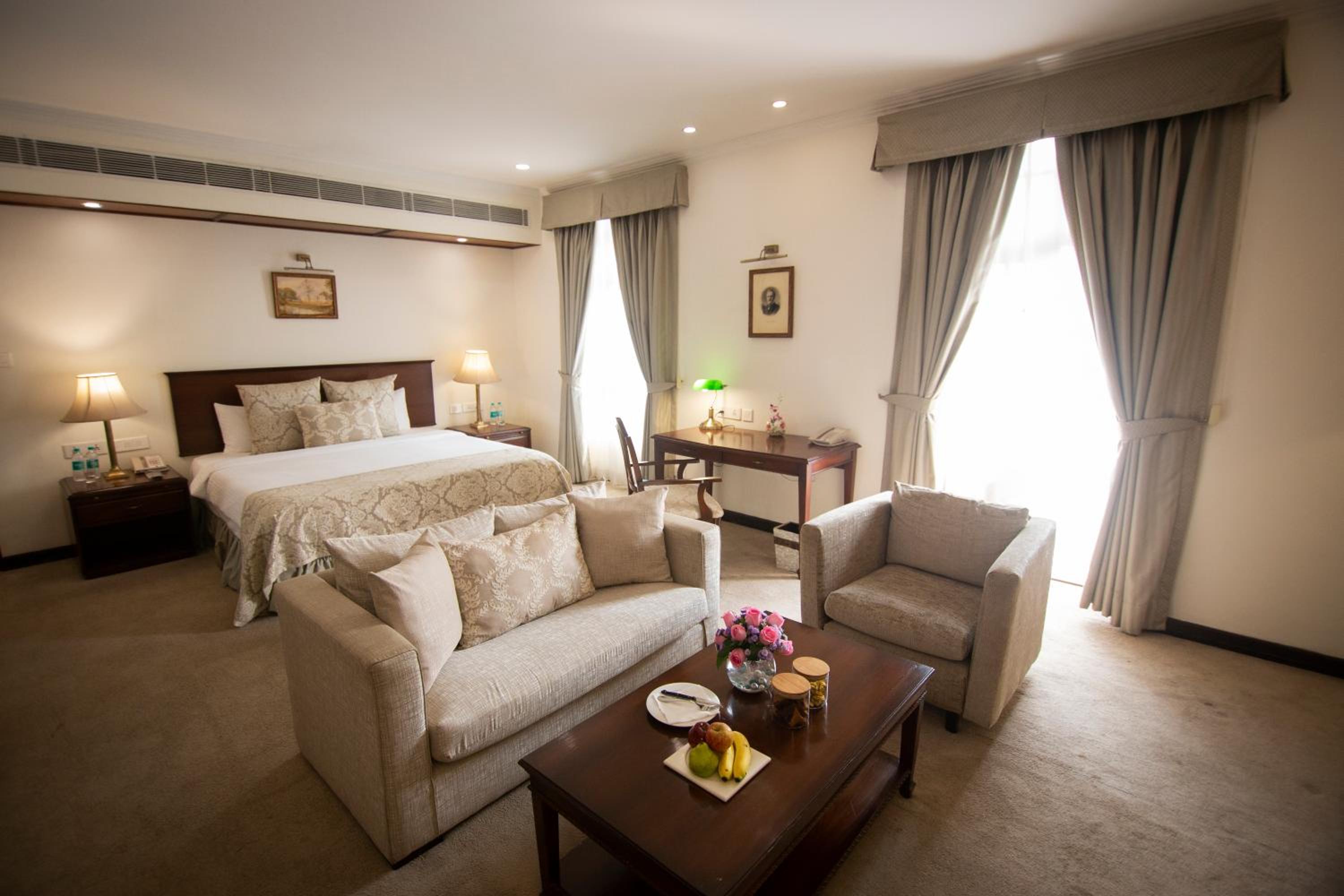 Executive Room Double Bed with Breakfast, 15% off on Food and Soft Beverages, Happy Hours (Buy 1 & Get 1) on select menu at InSomnia - Photo 2