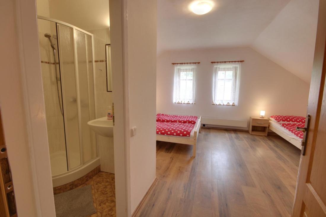 Five-Bedroom House photo 1
