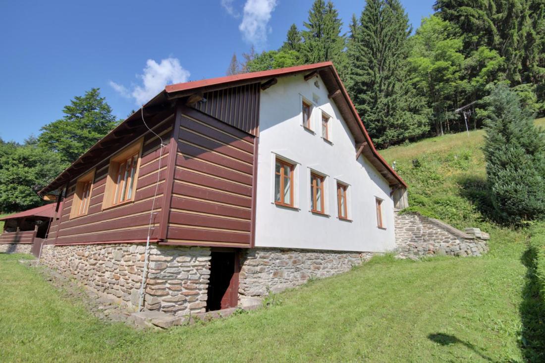 Five-Bedroom House photo 3