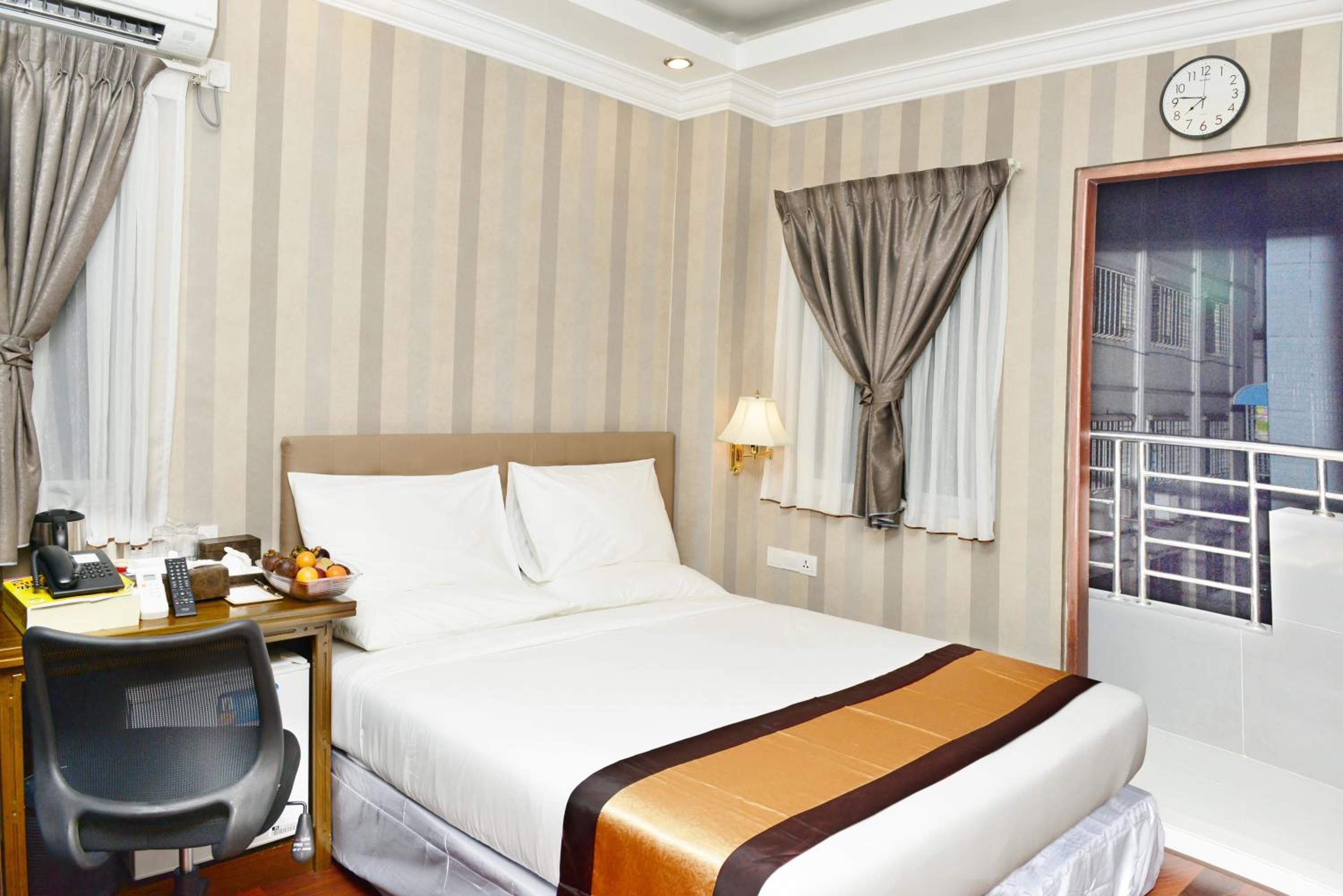 Superior Double or Twin Room with City and Street View  photo 1